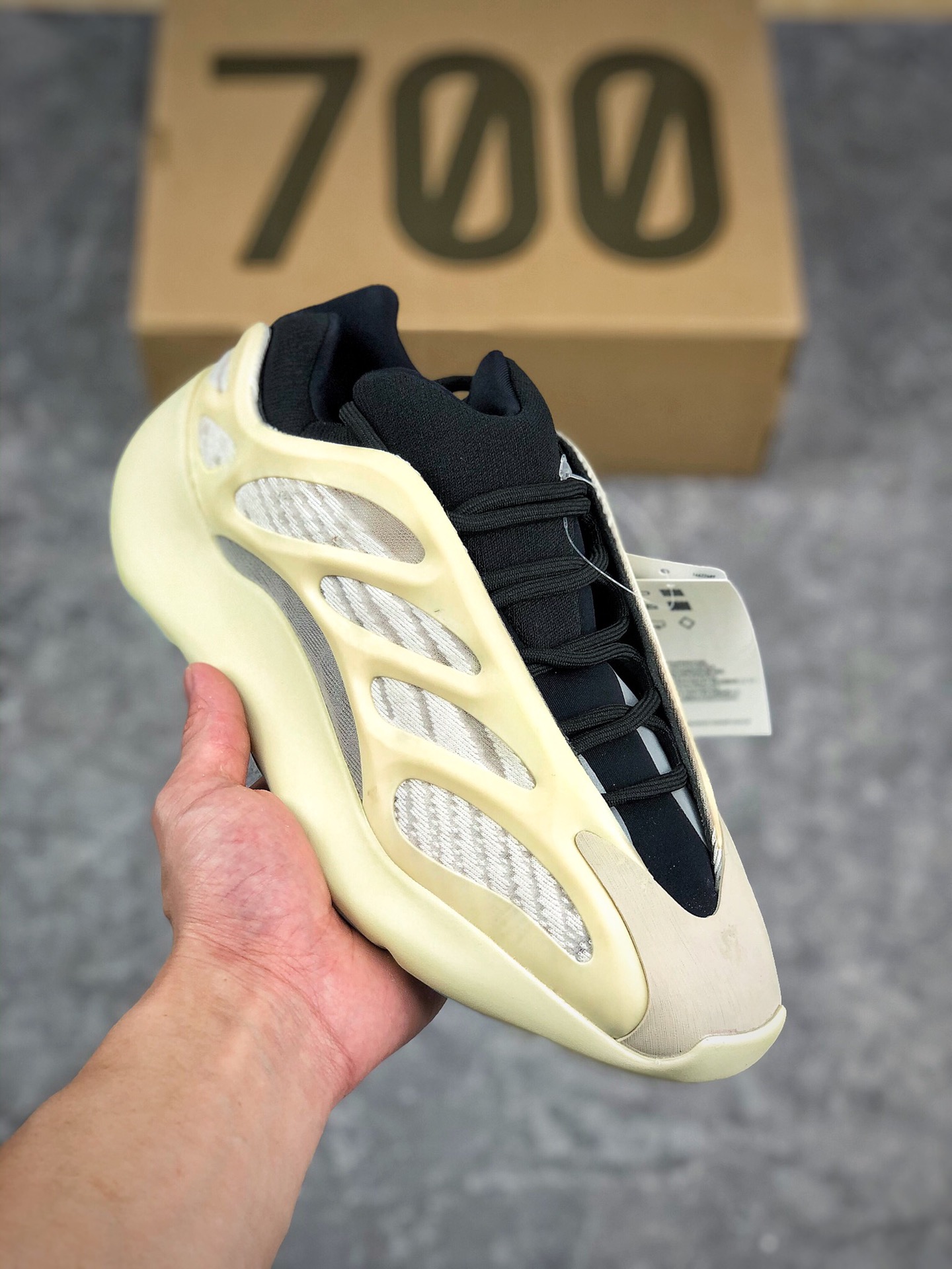 特供版本上线
 支持放店
YEEZY 700 V3 