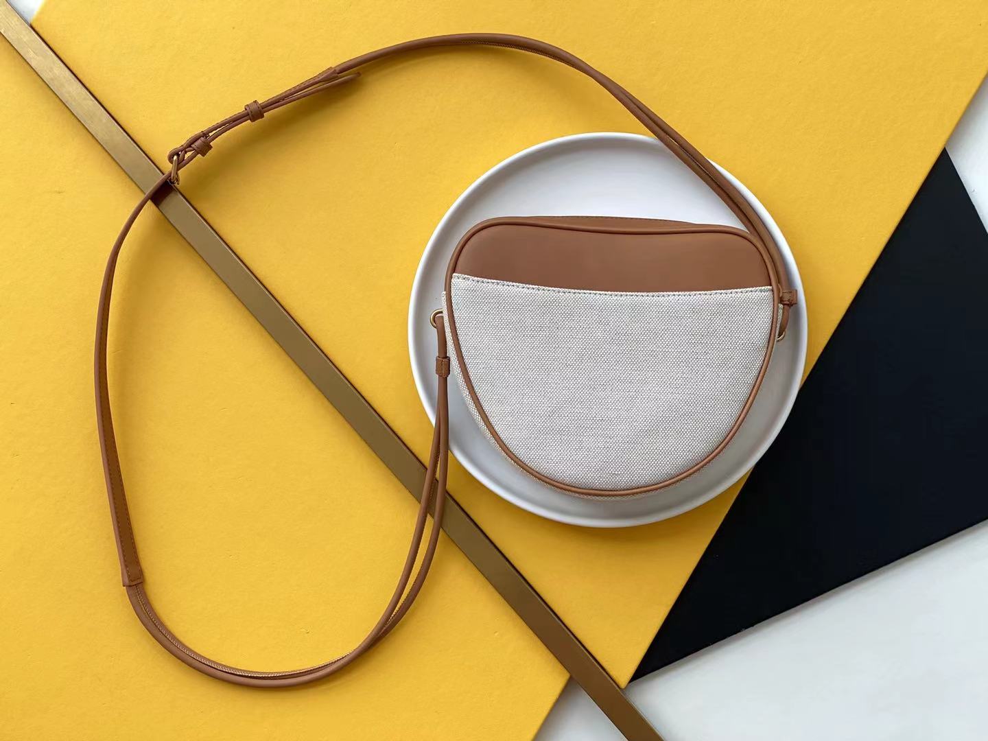 P630 🌸 【配全套原版包装】SAlNT LAURENT夏日最新款桃心包&hearts;️ 专柜同步 原版开发 高质量还原 👍独特的桃心设计俏皮又可爱，延续了2021最火爆的拼色系列，采用进口头层小牛皮搭配麻布料，每个细节都处理的非常完美 ，不仅款式独特，更是让手工成为艺术
型号：675260《杏皮配布》
尺寸:20*17*6