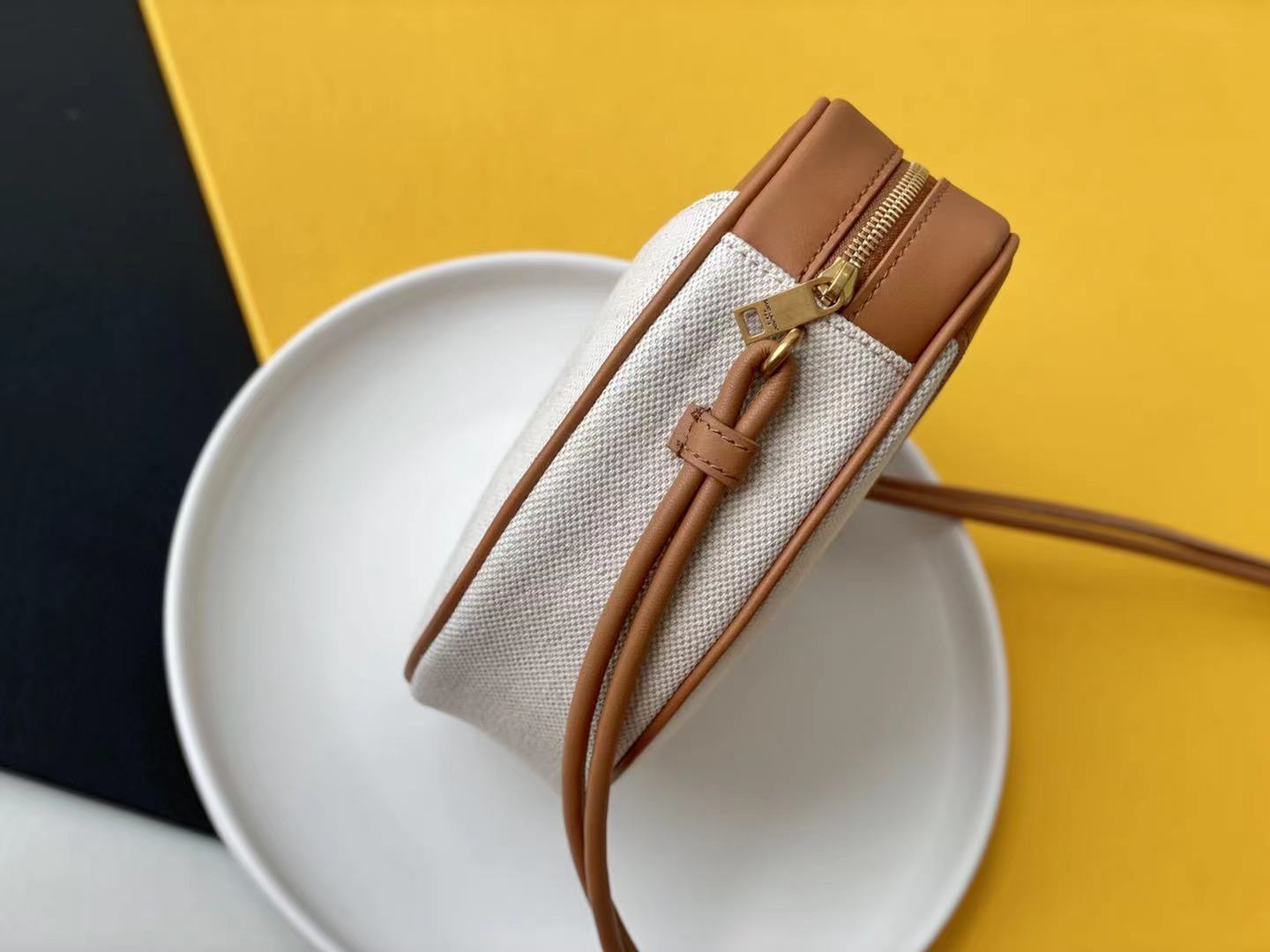 P630 🌸 【配全套原版包装】SAlNT LAURENT夏日最新款桃心包&hearts;️ 专柜同步 原版开发 高质量还原 👍独特的桃心设计俏皮又可爱，延续了2021最火爆的拼色系列，采用进口头层小牛皮搭配麻布料，每个细节都处理的非常完美 ，不仅款式独特，更是让手工成为艺术
型号：675260《杏皮配布》
尺寸:20*17*6