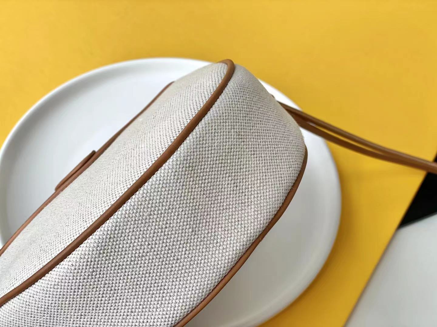 P630 🌸 【配全套原版包装】SAlNT LAURENT夏日最新款桃心包&hearts;️ 专柜同步 原版开发 高质量还原 👍独特的桃心设计俏皮又可爱，延续了2021最火爆的拼色系列，采用进口头层小牛皮搭配麻布料，每个细节都处理的非常完美 ，不仅款式独特，更是让手工成为艺术
型号：675260《杏皮配布》
尺寸:20*17*6