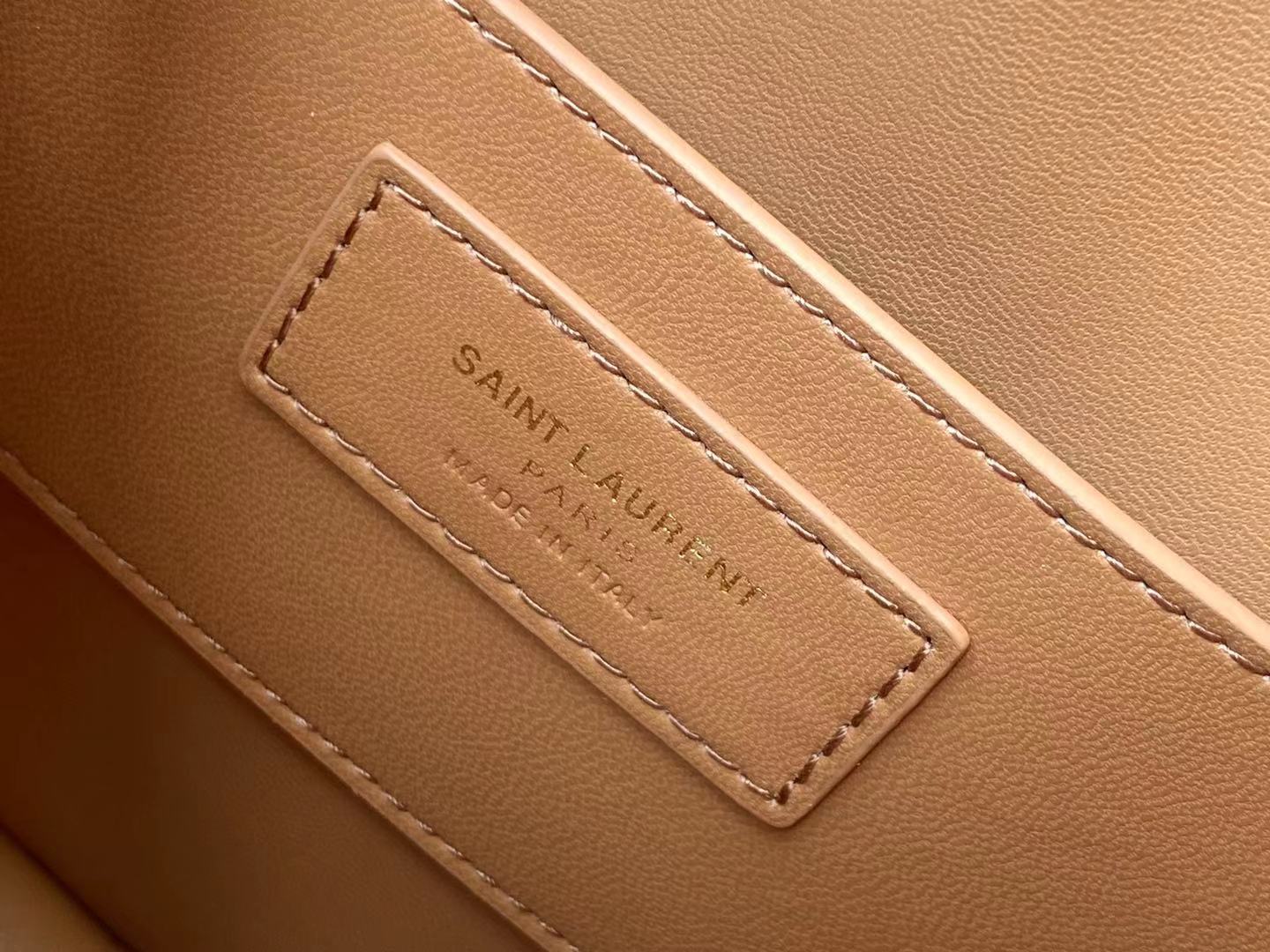 P630 🌸 【配全套原版包装】SAlNT LAURENT夏日最新款桃心包&hearts;️ 专柜同步 原版开发 高质量还原 👍独特的桃心设计俏皮又可爱，延续了2021最火爆的拼色系列，采用进口头层小牛皮搭配麻布料，每个细节都处理的非常完美 ，不仅款式独特，更是让手工成为艺术
型号：675260《杏皮配布》
尺寸:20*17*6