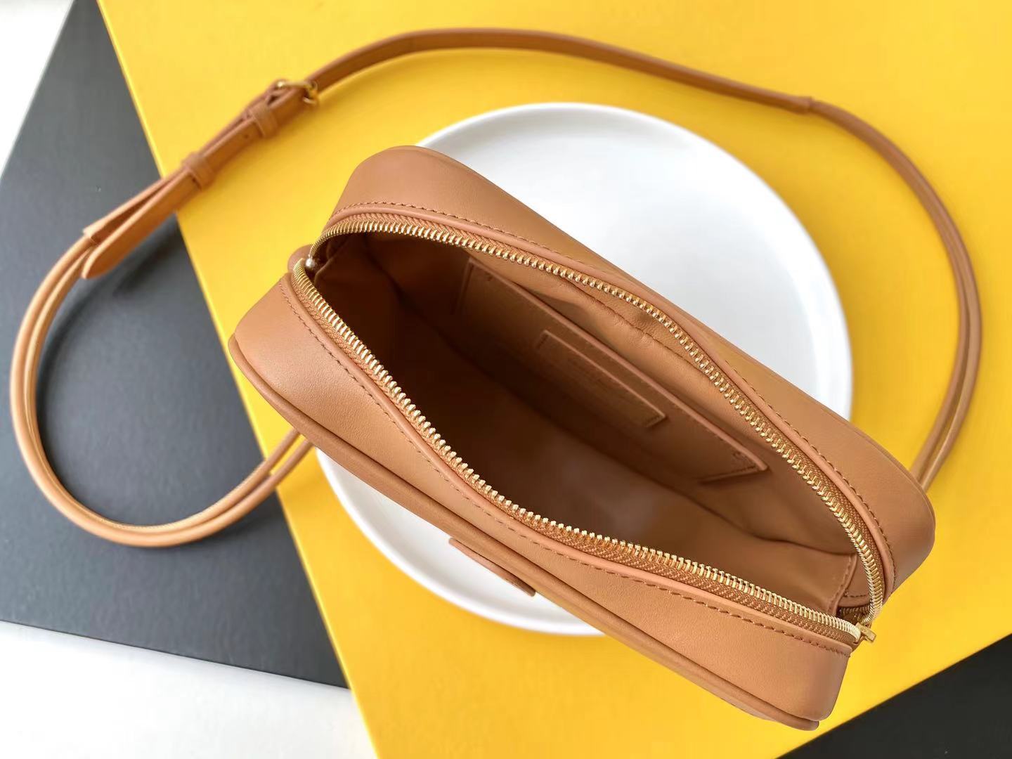 P630 🌸 【配全套原版包装】SAlNT LAURENT夏日最新款桃心包&hearts;️ 专柜同步 原版开发 高质量还原 👍独特的桃心设计俏皮又可爱，延续了2021最火爆的拼色系列，采用进口头层小牛皮搭配麻布料，每个细节都处理的非常完美 ，不仅款式独特，更是让手工成为艺术
型号：675260《杏皮配布》
尺寸:20*17*6