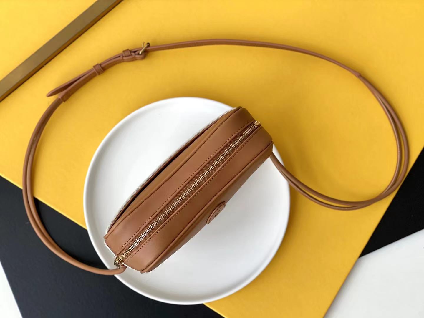 P630 🌸 【配全套原版包装】SAlNT LAURENT夏日最新款桃心包&hearts;️ 专柜同步 原版开发 高质量还原 👍独特的桃心设计俏皮又可爱，延续了2021最火爆的拼色系列，采用进口头层小牛皮搭配麻布料，每个细节都处理的非常完美 ，不仅款式独特，更是让手工成为艺术
型号：675260《杏皮配布》
尺寸:20*17*6