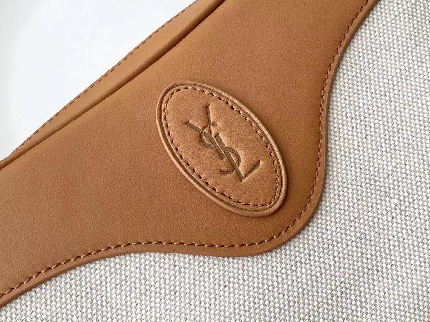 P630 🌸 【配全套原版包装】SAlNT LAURENT夏日最新款桃心包&hearts;️ 专柜同步 原版开发 高质量还原 👍独特的桃心设计俏皮又可爱，延续了2021最火爆的拼色系列，采用进口头层小牛皮搭配麻布料，每个细节都处理的非常完美 ，不仅款式独特，更是让手工成为艺术
型号：675260《杏皮配布》
尺寸:20*17*6