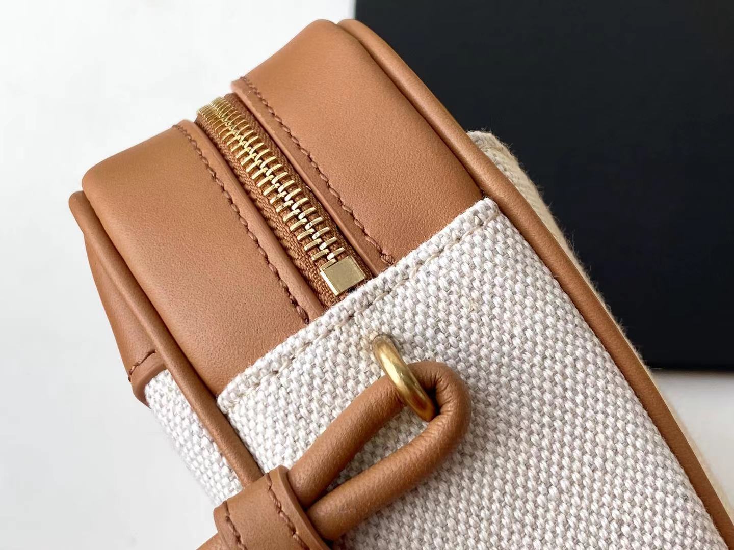 P630 🌸 【配全套原版包装】SAlNT LAURENT夏日最新款桃心包&hearts;️ 专柜同步 原版开发 高质量还原 👍独特的桃心设计俏皮又可爱，延续了2021最火爆的拼色系列，采用进口头层小牛皮搭配麻布料，每个细节都处理的非常完美 ，不仅款式独特，更是让手工成为艺术
型号：675260《杏皮配布》
尺寸:20*17*6