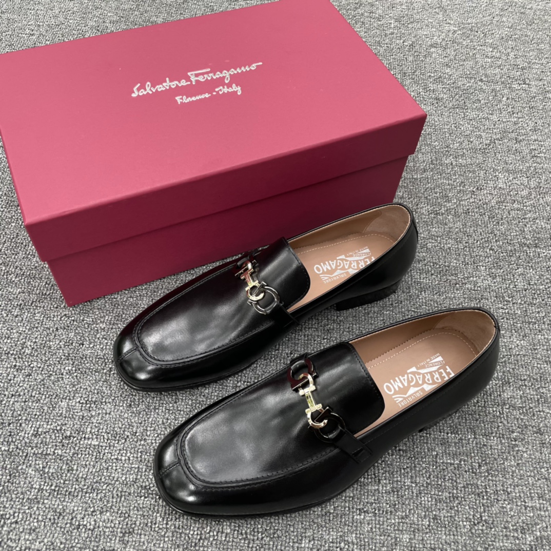NO:275104,FS Ferragamo Craft Goodyear Handmade Cold Sticker Imported Italian leather embryo Lapa calf leather surface Inner dyed calf leather Delicate leather Gloss Translucent Full genuine leather leather base Heel composite rubber negative laser brand logo Comfortable and non-slip All stainless steel pull-button hardware Every detail is fine work Full set of original packaging Black (imported calf leather) shipment Size 39/40/41/42/43/44/45, ferragamo, cowhide19860909FS 菲拉格慕 工艺固特异手工冷粘 意大利进口皮胚 拉帕小牛皮皮面 内里本染小牛皮 皮质细腻 光泽透亮 全真皮皮层大底 后跟复合橡胶底片镭射品牌标识 舒适防滑 全不锈钢拉扣五金 每一个细节都是精工细作 全套原包装 黑色（进口小牛皮）出货 尺码39/40/41/42/43/44/45,,ferragamo,cowhide,Men's shoes