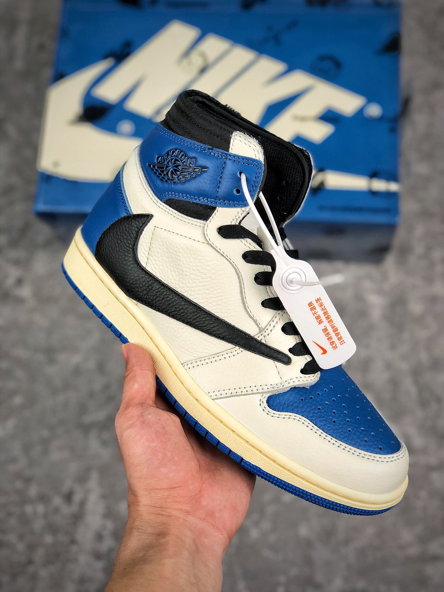   支持放店
Fragment x TS x Air Jordan 1 Low
三方联名倒钩高帮 同价区间无对手
东莞大厂极限压缩利润 性价比触顶 
国内顶级头层皮料订染 用料绝不含糊 工艺方面大到整体鞋型 漏斗收腰 底线拉帮 LOGO立体 小到针眼排布 载片对称 冲孔效果 鞋标规范 鞋垫背胶等等
预算不足的老铁 极力推荐此版本
货号：DM7866-140
Size：36 36.5 37.5 38 38.5 39 40 40.5 41 42 42.5 43 44 44.5 45