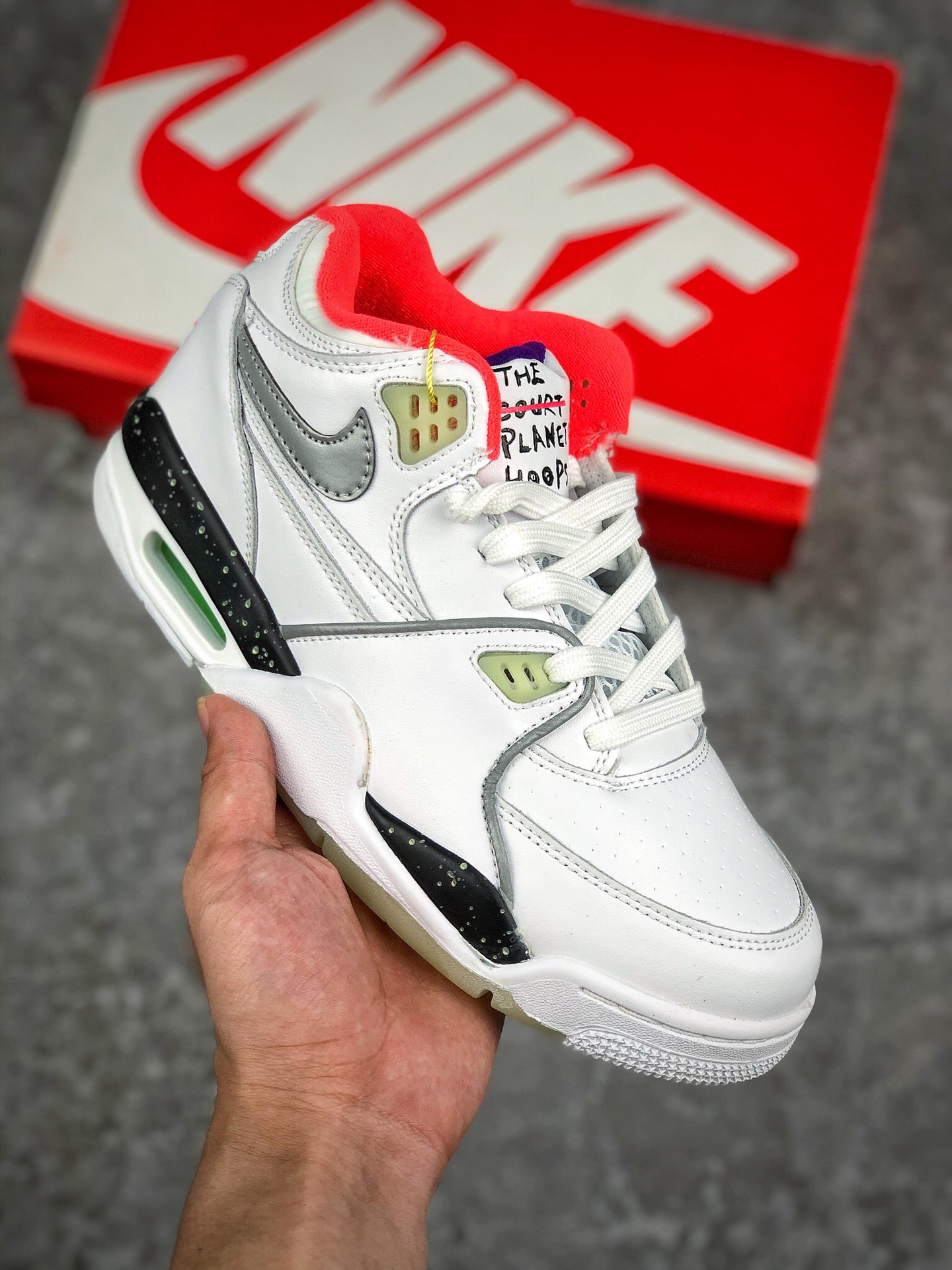  支持放店
新品首发 复古气息十足,全新配色 耐克Nike Air Flight 89 黑蓝红 飞行兄弟89系列中帮复古休闲运动文化篮球。
官方货号#DB5918-001
SIZE：36 36.5 37.5 38 38.5 39 40 40.5 41 42 42.5 43 44 44.5 45
经典鞋款 Nike Air Flight 89 将 Air Jordan 3 和 Air Jordan 4 的元素融为一体，受到了不少潮流爱好者的追捧。鞋面以细腻的牛巴革打造，鞋舌与鞋带处用荔枝纹皮革制成，鞋舌上醒目的 “Air Flight” 字样，采用刺绣的形式呈现，领口位置加入缩短的 Swoosh Logo，表现十分抢眼。中底部分采用了 Air Jordan 3 元素的开窗式气垫，前半段采用浅蓝色妆点与鞋口处相呼应。