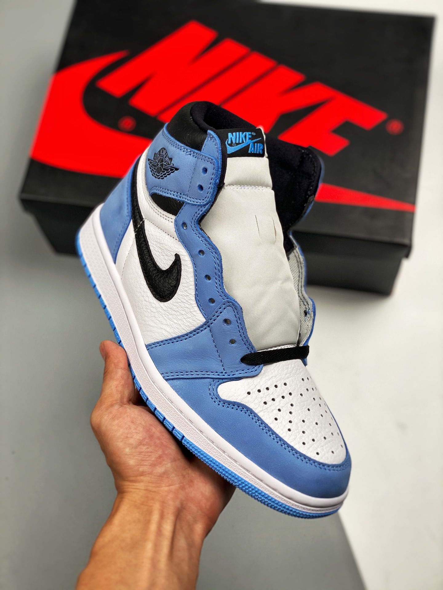 Air Jordan 1 Retro High OG azul universitario, fabricado por una gran fábrica original, la mejor calidad en su rango de…