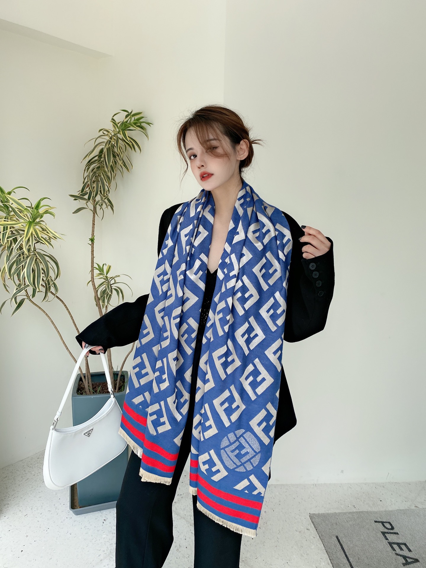 NO:162978,Special 30 autumn thin model, super cost-effective, recommended live broadcast hot model [Autumn and winter big brand scarves, exclusively for micro-businesses, live broadcasts, supply chain, can be used in spot batches, can be placed for customization. Own factory, advantageous orders] European high-end customization, the upper body effect is very good, size: about 65, grams weight: about gram, ordinary scarf19860909特30秋季薄款 超高性价比 直播爆款推荐款【 秋冬季大牌围巾,专供微商,直播,供应链,可现货批,可下单定制.自有工厂,优势接单】欧货高级定制,上身效果很赞哦,尺寸:65左右,克重:克左右,普通围巾,scarf