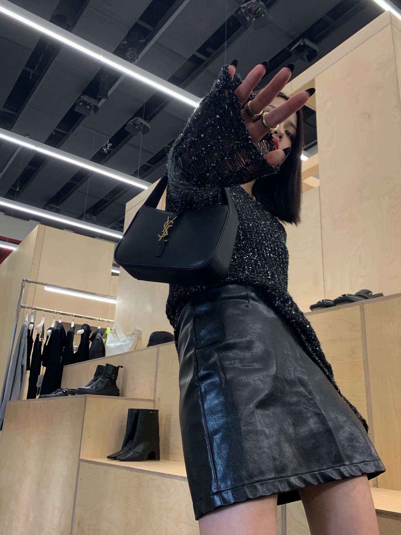 Saint laurent Ysl LE 5 À 7 平纹腋下包 657228黑色