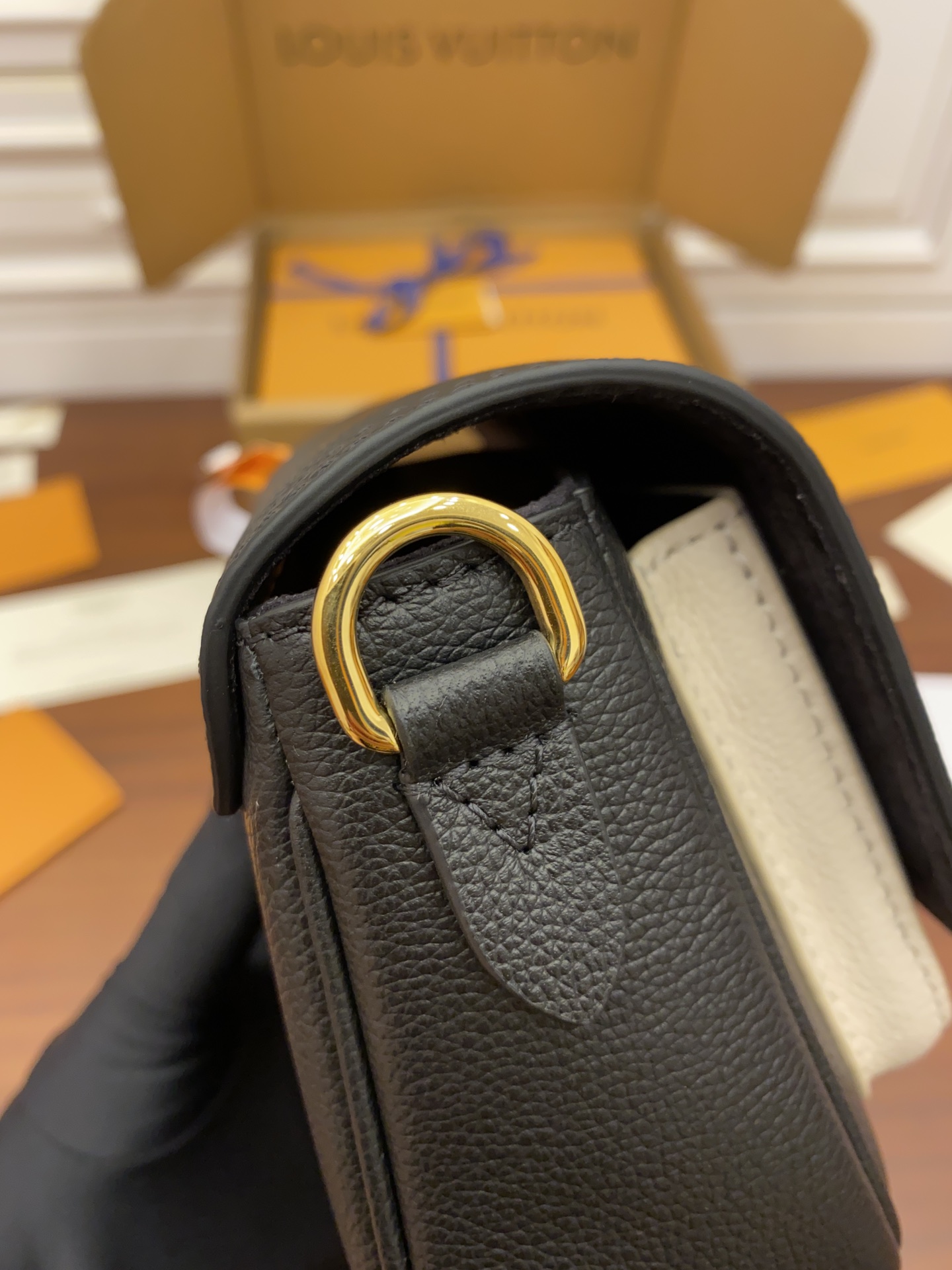 Louis Vuitton LV Lockme Tender Bag M58557黑色