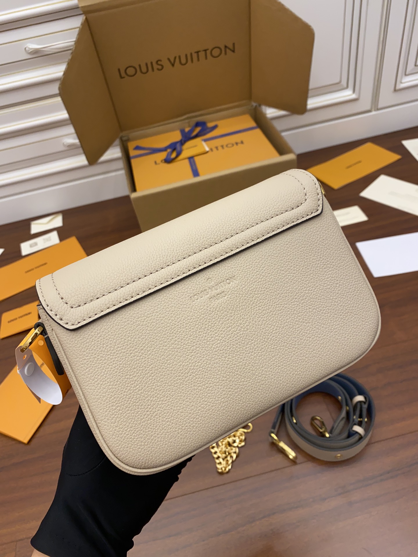 Louis Vuitton LV Lockme Tender Bag M58554杏色