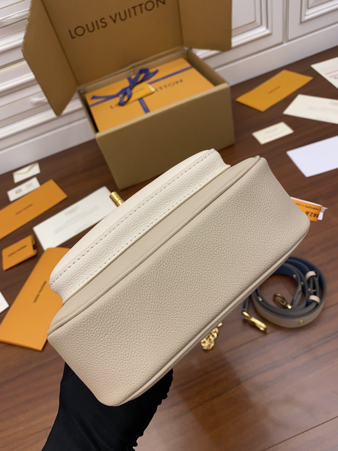 Louis Vuitton LV Lockme Tender Bag M58554杏色