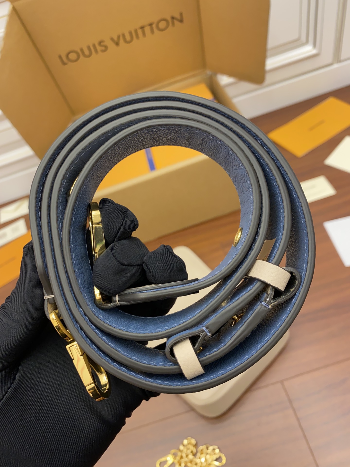 Louis Vuitton LV Lockme Tender Bag M58554杏色