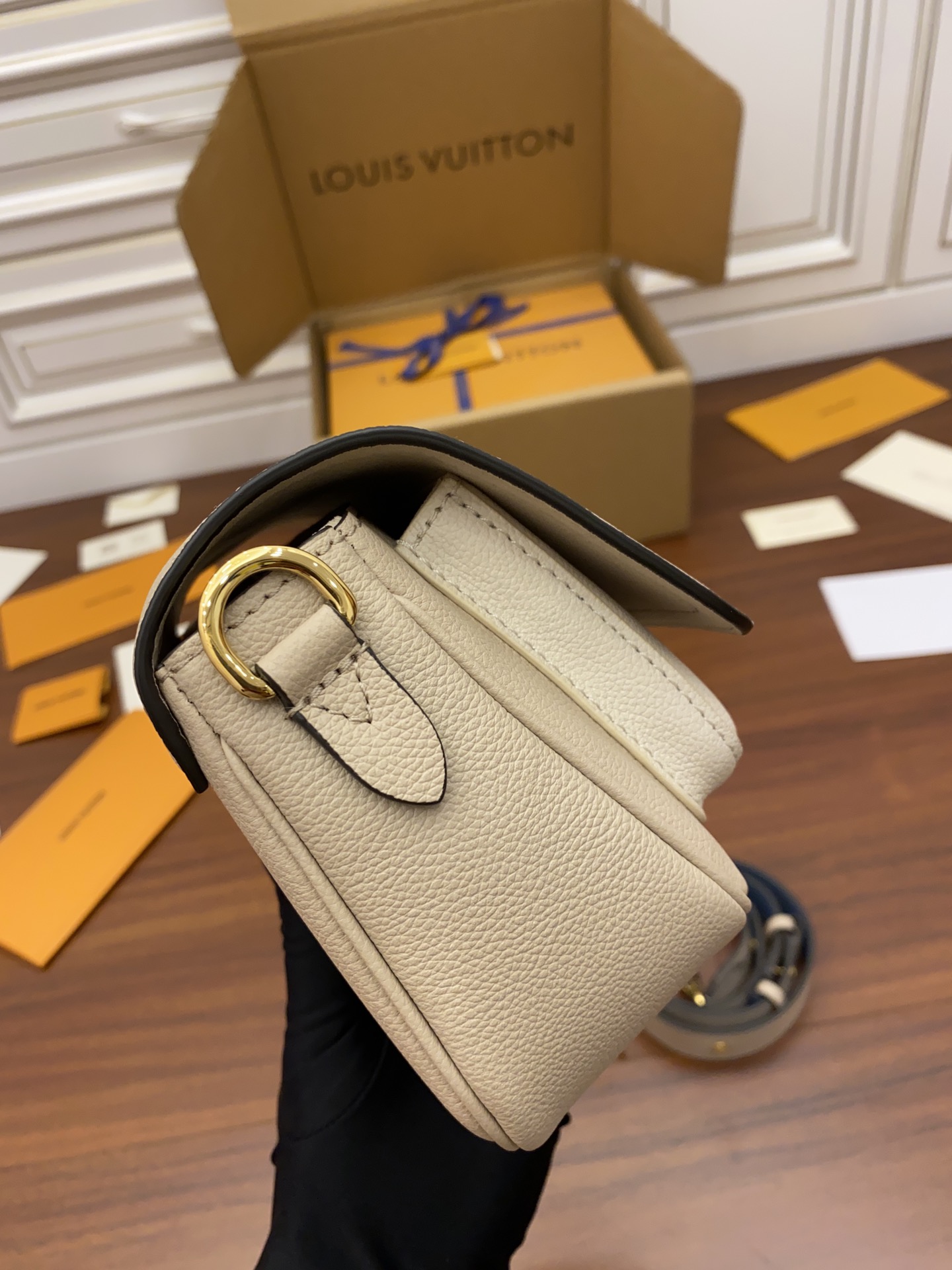 Louis Vuitton LV Lockme Tender Bag M58554杏色
