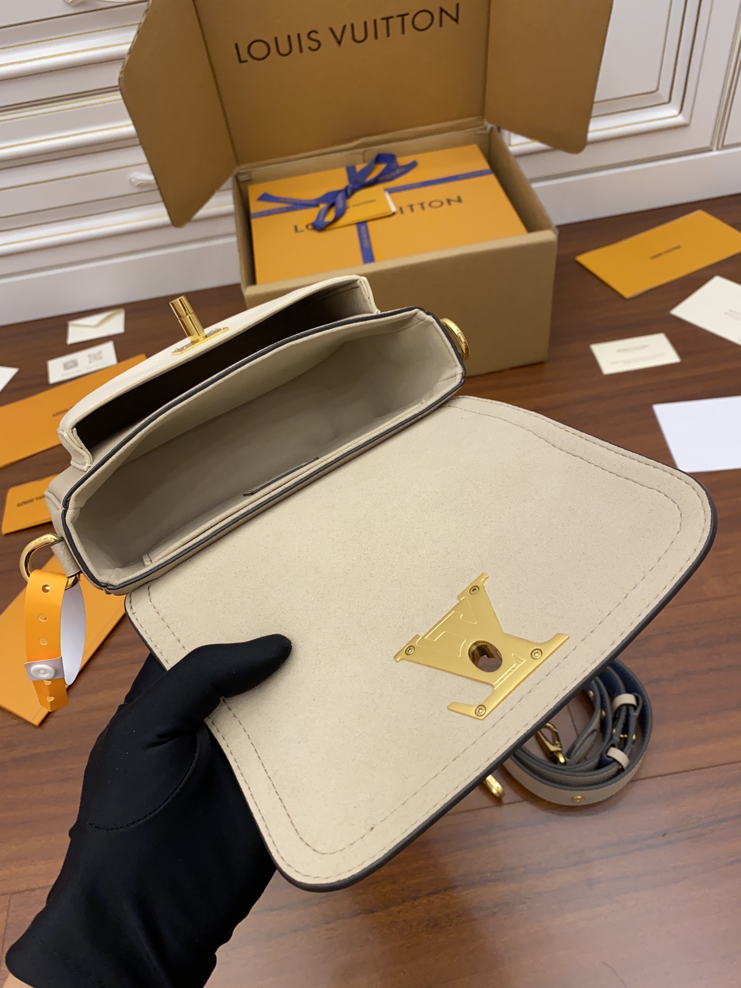 Louis Vuitton LV Lockme Tender Bag M58554杏色