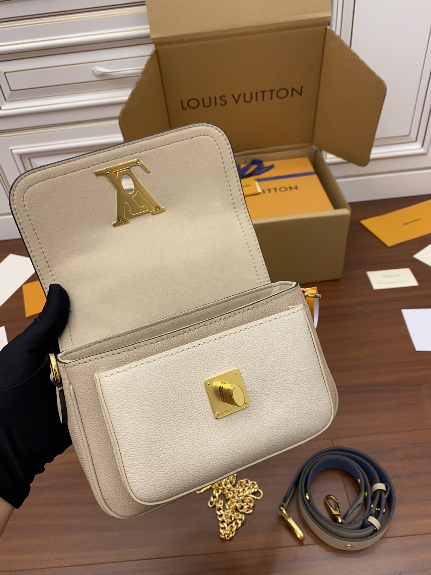Louis Vuitton LV Lockme Tender Bag M58554杏色