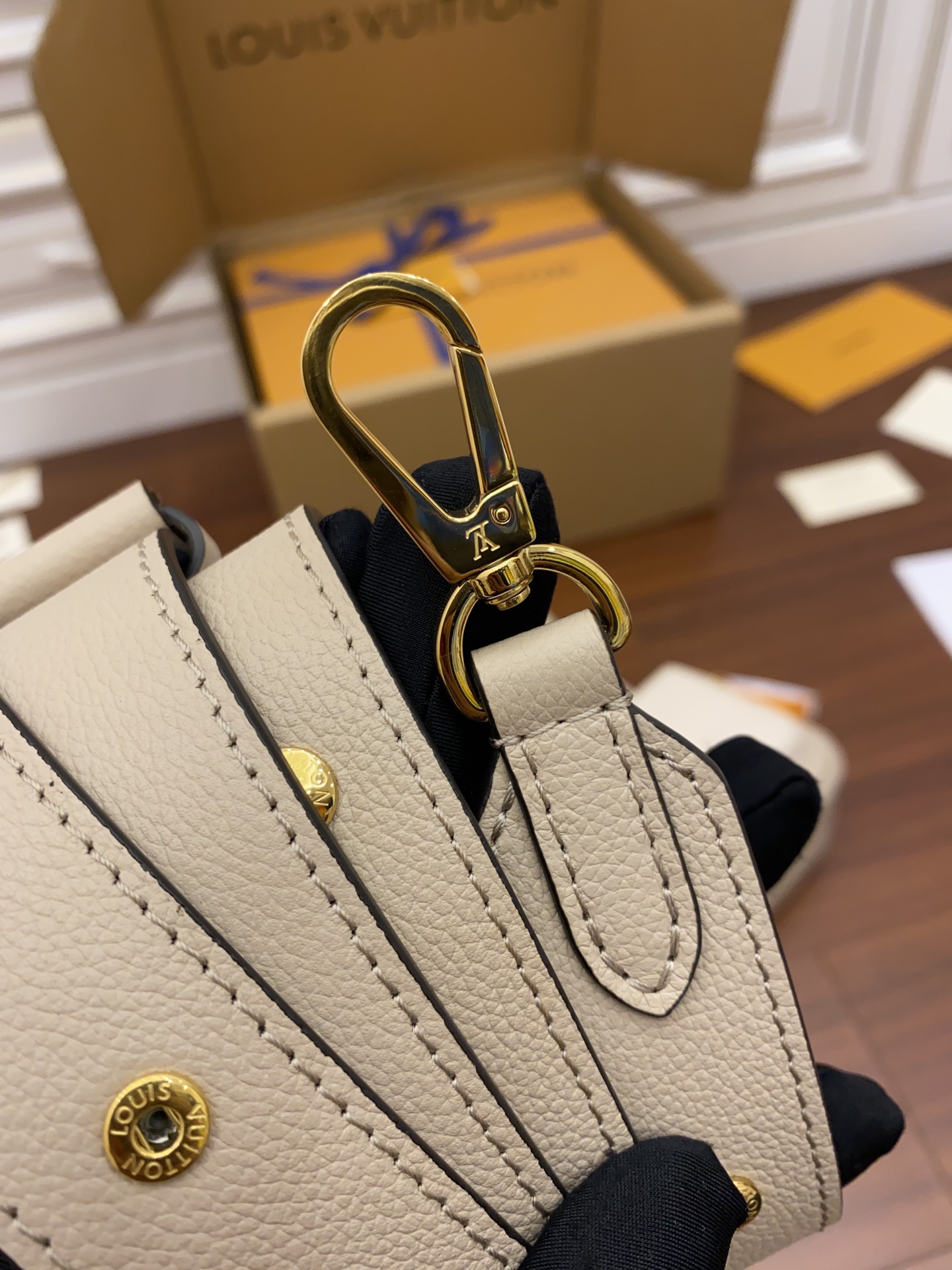 Louis Vuitton LV Lockme Tender Bag M58554杏色