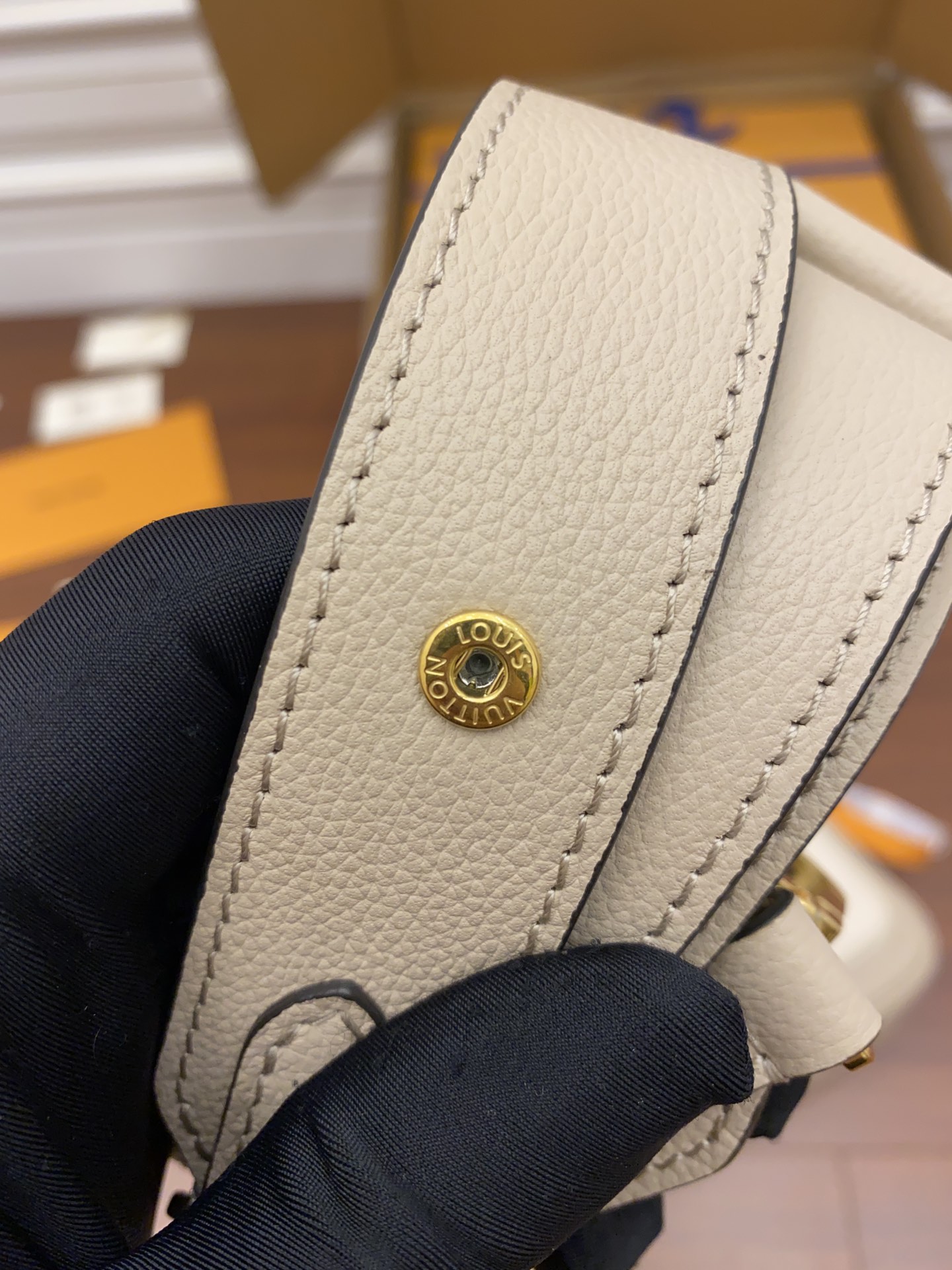 Louis Vuitton LV Lockme Tender Bag M58554杏色