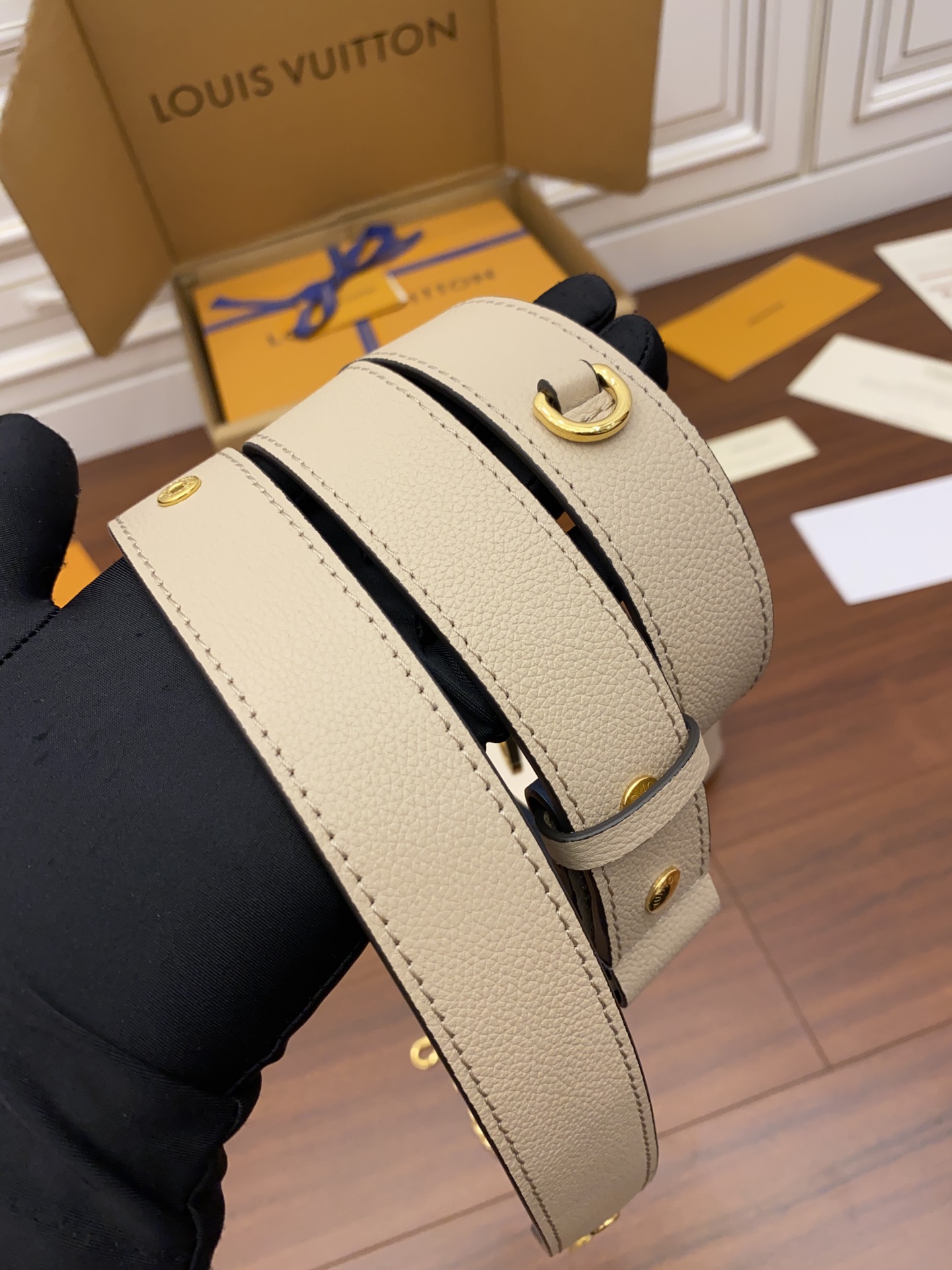 Louis Vuitton LV Lockme Tender Bag M58554杏色