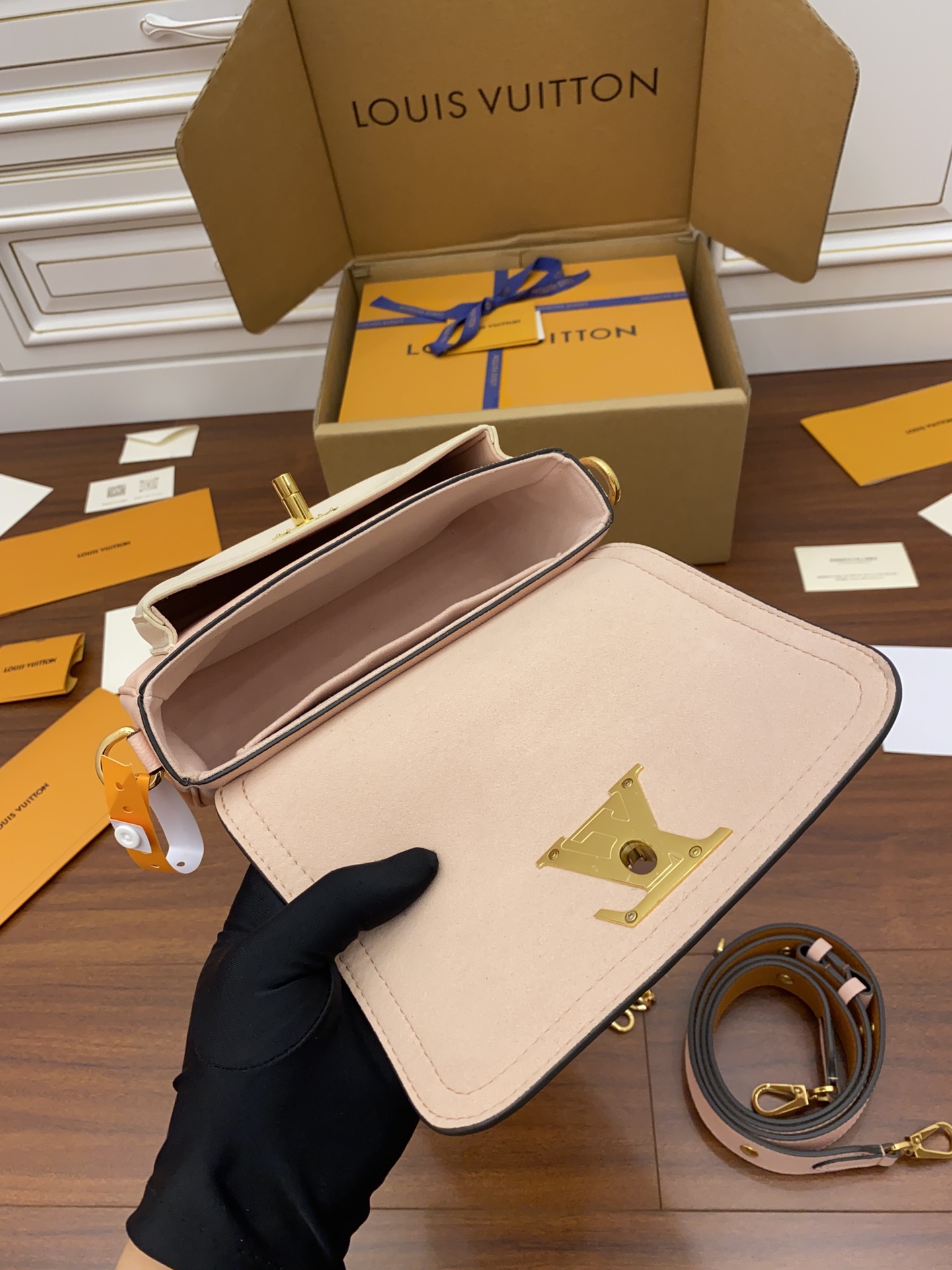 Louis Vuitton LV Lockme Tender Bag M58555粉色