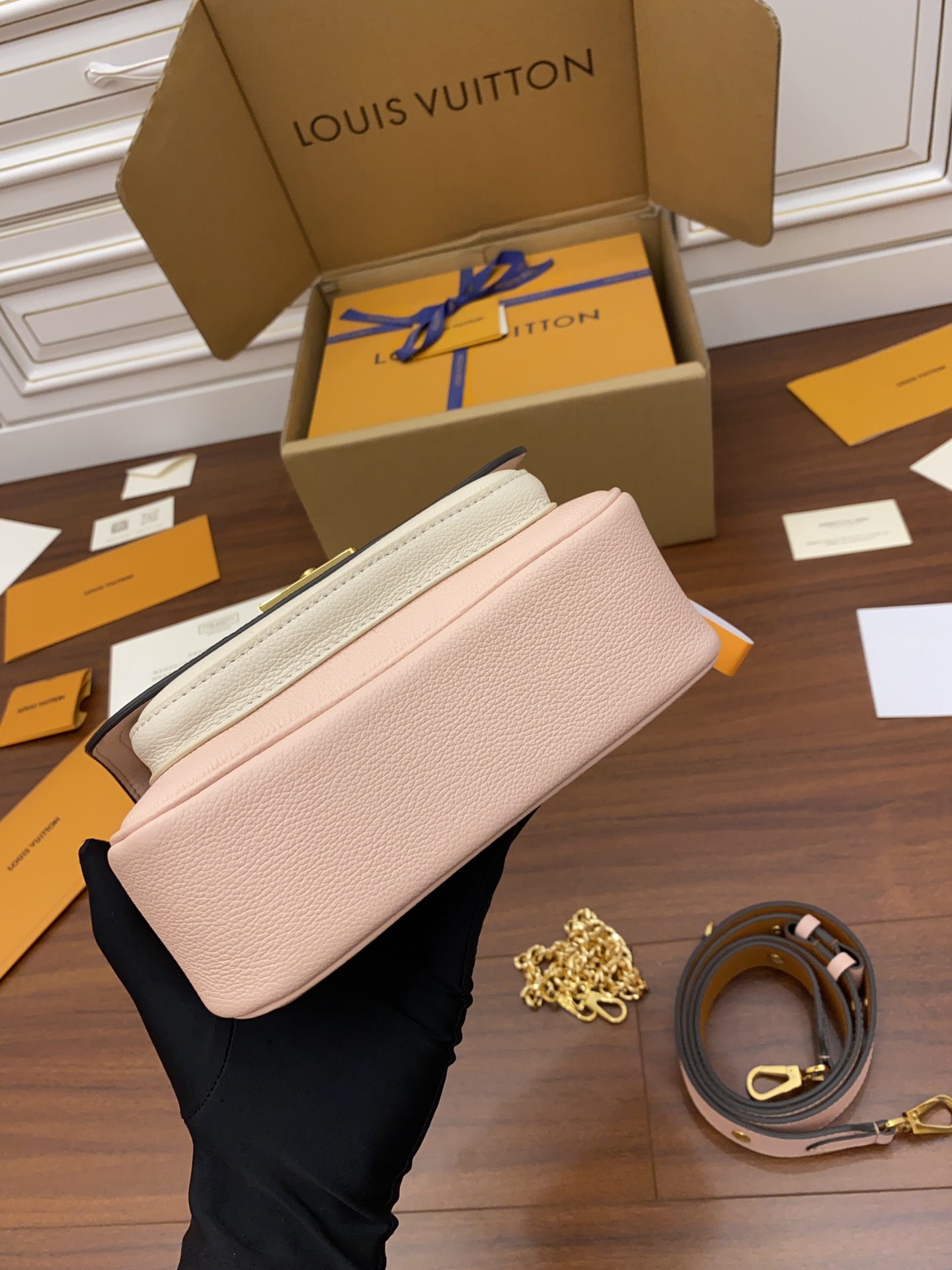 Louis Vuitton LV Lockme Tender Bag M58555粉色