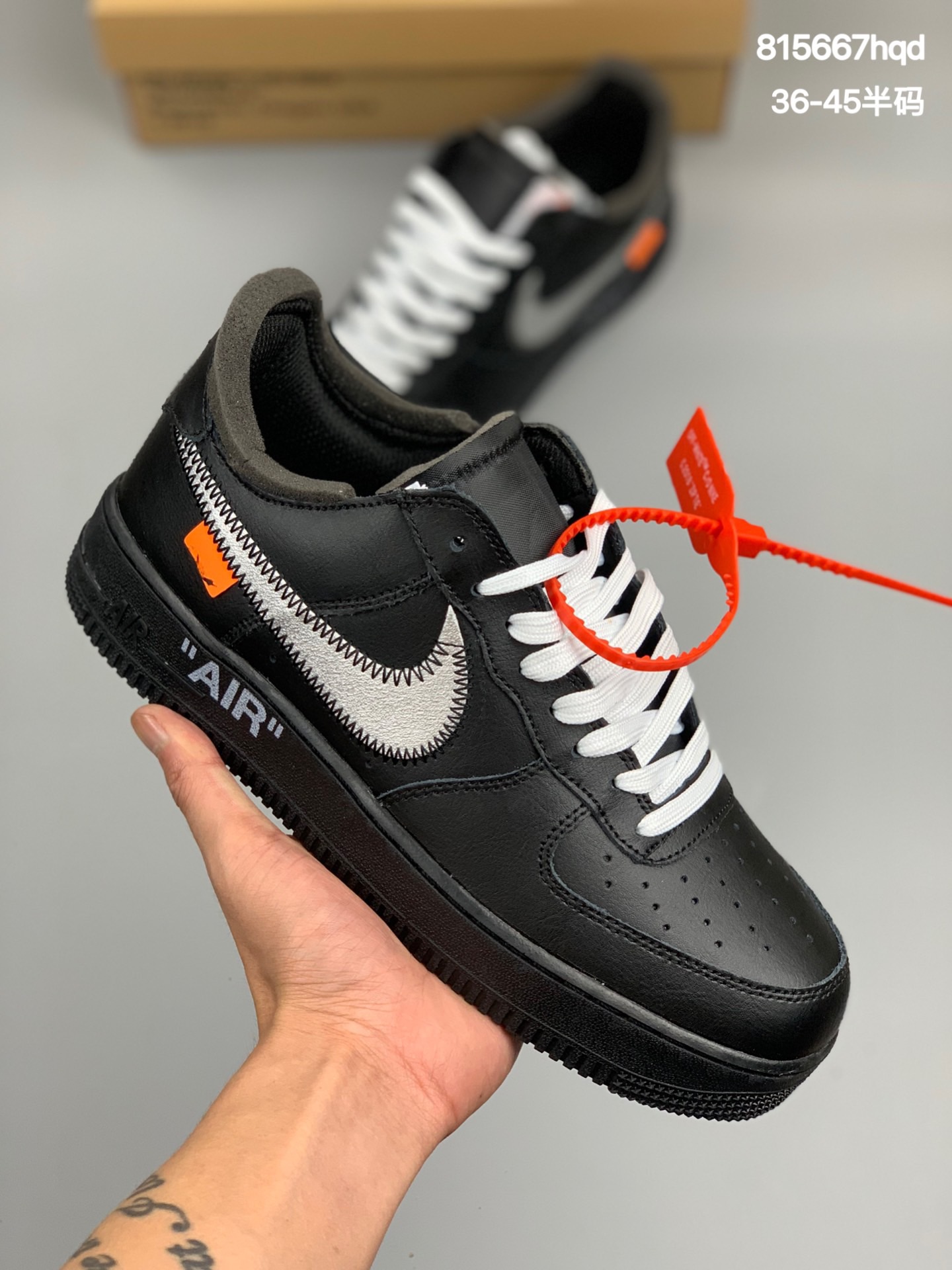 
公司级耐克 Nike AirForce 1 Low Virgil Abloh x OFF WHITE 尝鲜出货 空军一号联名系列  这双鞋以白色为主体色调，搭配银色 Swoosh Logo，点缀黑色标语，呈现出联名系列招的解构设计。Swoosh 侧面的白色缝标在银白色鞋身上十分显眼。Virgil 在鞋中底上，分别以马克笔写有 “For Serena only”、“Virgil 2019” 等字样，同此前送给詹姆斯等人的亲友限定一样。
官方货号#DD1876 700 
尺码:36-45半码
编码:815667hqd