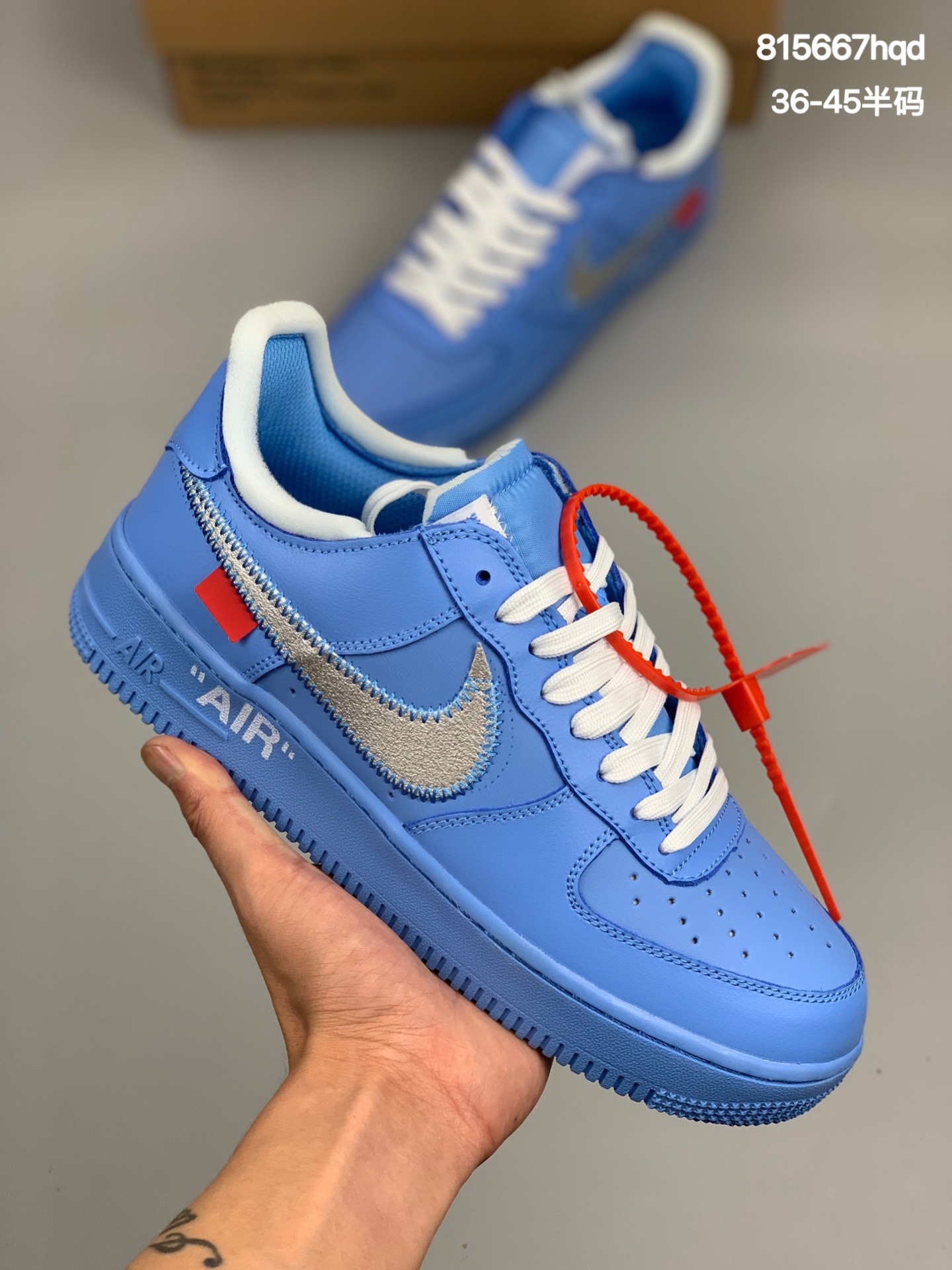 
公司级耐克 Nike AirForce 1 Low Virgil Abloh x OFF WHITE 尝鲜出货 空军一号联名系列  这双鞋以白色为主体色调，搭配银色 Swoosh Logo，点缀黑色标语，呈现出联名系列招的解构设计。Swoosh 侧面的白色缝标在银白色鞋身上十分显眼。Virgil 在鞋中底上，分别以马克笔写有 “For Serena only”、“Virgil 2019” 等字样，同此前送给詹姆斯等人的亲友限定一样。
官方货号#DD1876 700 
尺码:36-45半码
编码:815667hqd