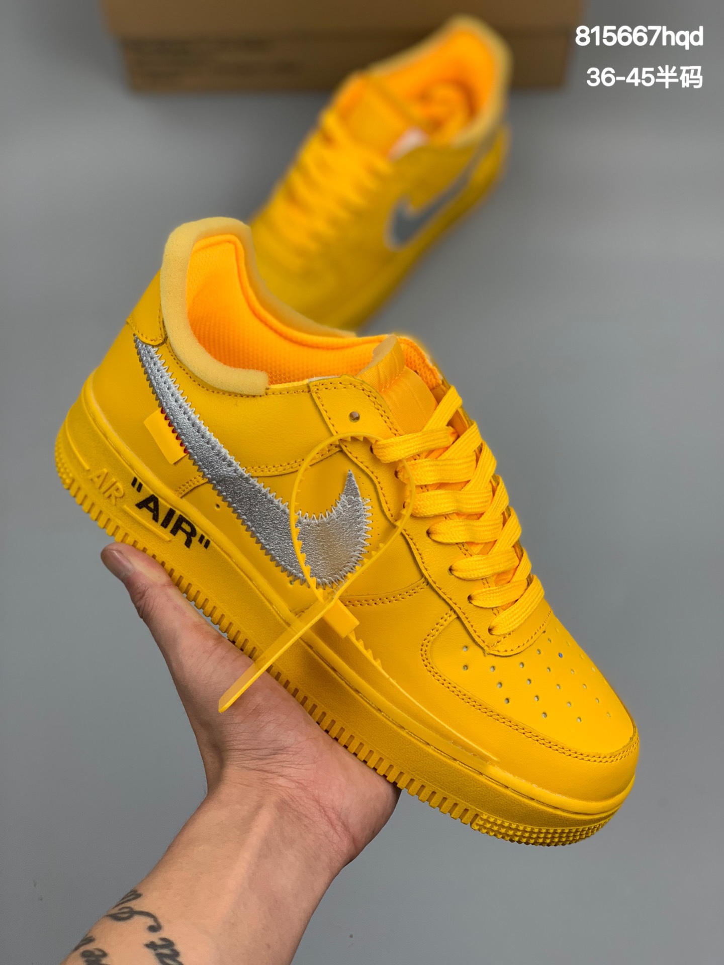 
公司级耐克 Nike AirForce 1 Low Virgil Abloh x OFF WHITE 尝鲜出货 空军一号联名系列  这双鞋以白色为主体色调，搭配银色 Swoosh Logo，点缀黑色标语，呈现出联名系列招的解构设计。Swoosh 侧面的白色缝标在银白色鞋身上十分显眼。Virgil 在鞋中底上，分别以马克笔写有 “For Serena only”、“Virgil 2019” 等字样，同此前送给詹姆斯等人的亲友限定一样。
官方货号#DD1876 700 
尺码:36-45半码
编码:815667hqd