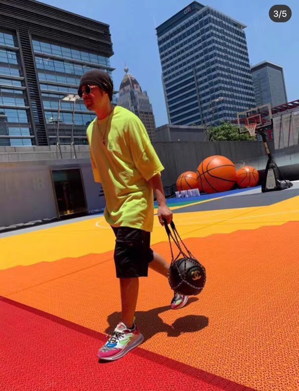 本地自取80 香奈儿CHANEL双C限量款七号标准篮球，周杰伦陈冠希林书豪等明星都佩戴过这款篮球出境。继蒂芙尼全球限量篮球大火爆之后，香奈儿再出新作，这款黑金，黑银配色堪称完美。东莞101大厂代工出品，黑科技内胆，高端PU皮材质，不仅仅是装饰球，也可以实战，年度最牛狠货。 配有专门快递打包盒。微商朋友可以放心推广，快递到再远篮球也完好无损。