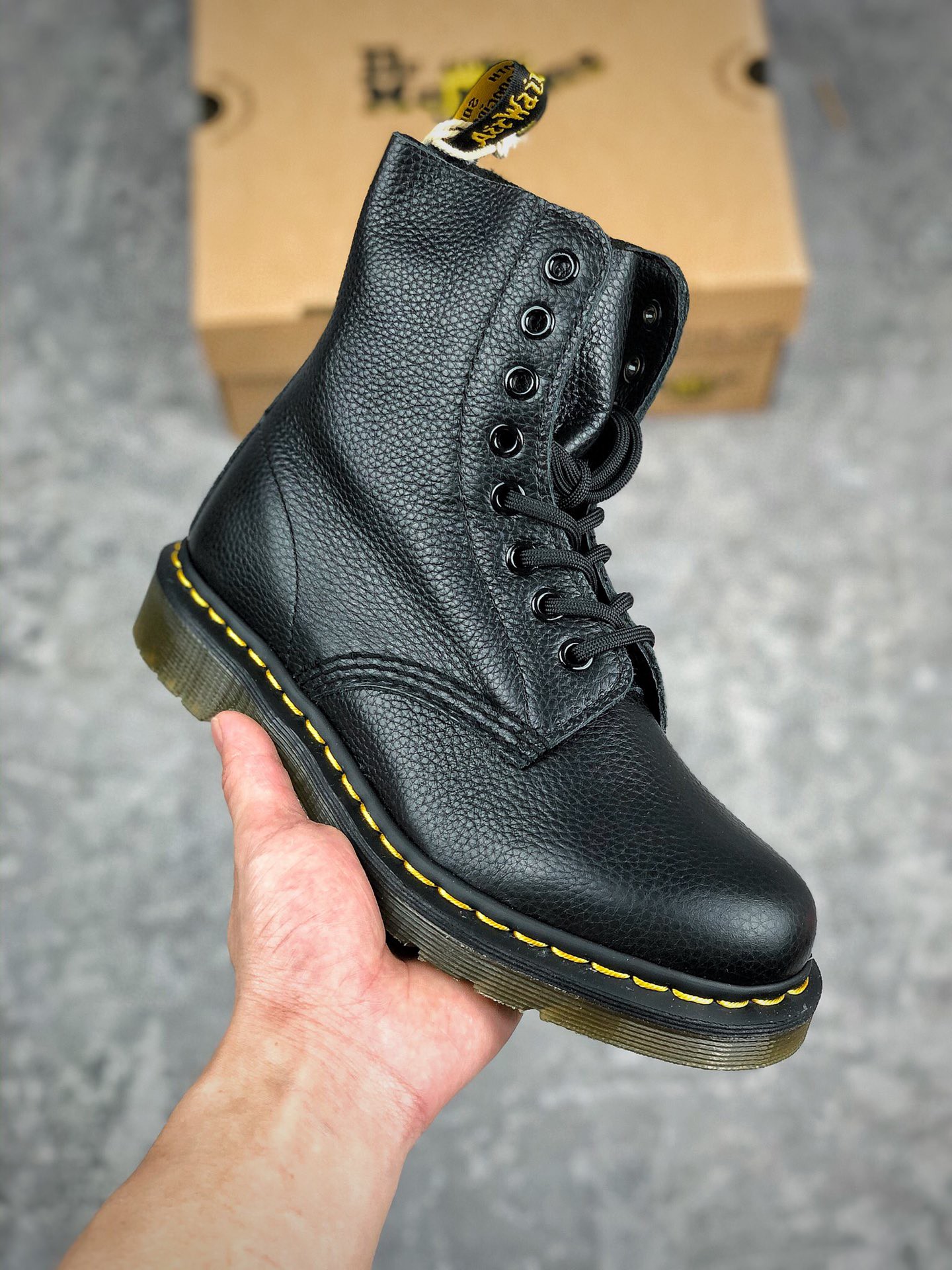 集合图 
 核心放店
秋冬网红经典英伦风上线人手必备Dr.martens 马丁靴 1460 高帮系列 
代工厂正品订单 8孔高帮 公司规格 原材生产 与国内各大网贩所售正品 香港代购 同一批次订单 （官网统称固特异工艺 不粘胶 全靠机车手工走线‼）耐穿耐磨 穿个三五年不是问题 
Size：35-39 女码正常 40-45 男码偏大一码