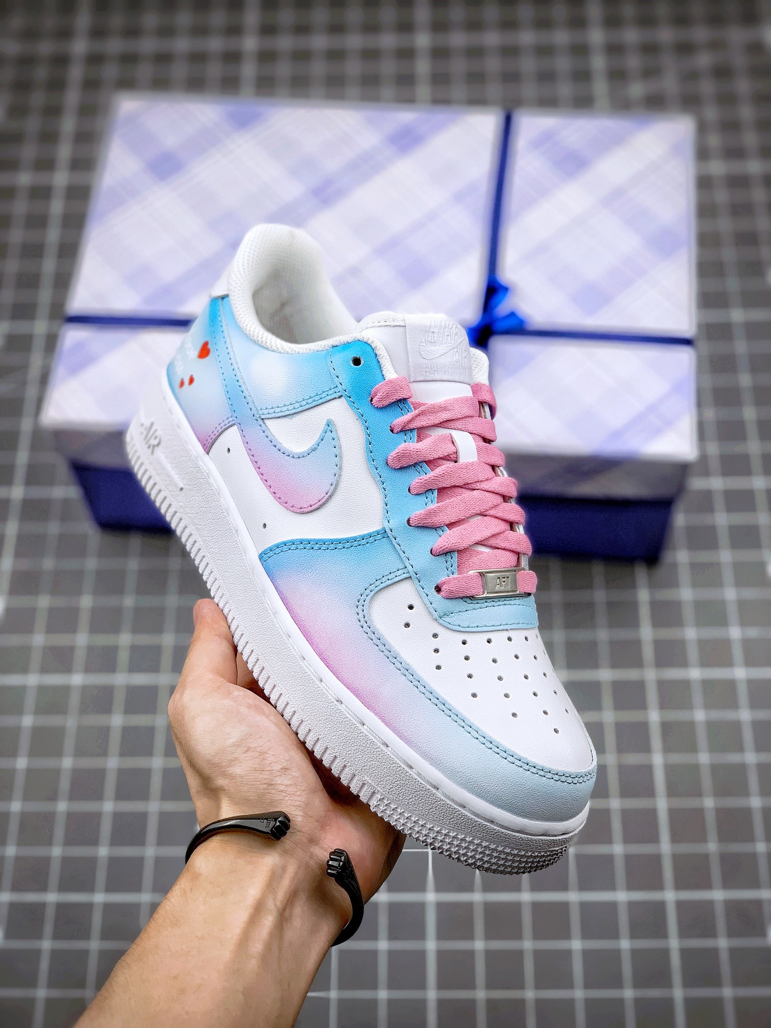 Air Force 1 Low '07 personalizado para el Día de San Valentín, horma y plantilla originales, creando la auténtica forma…
