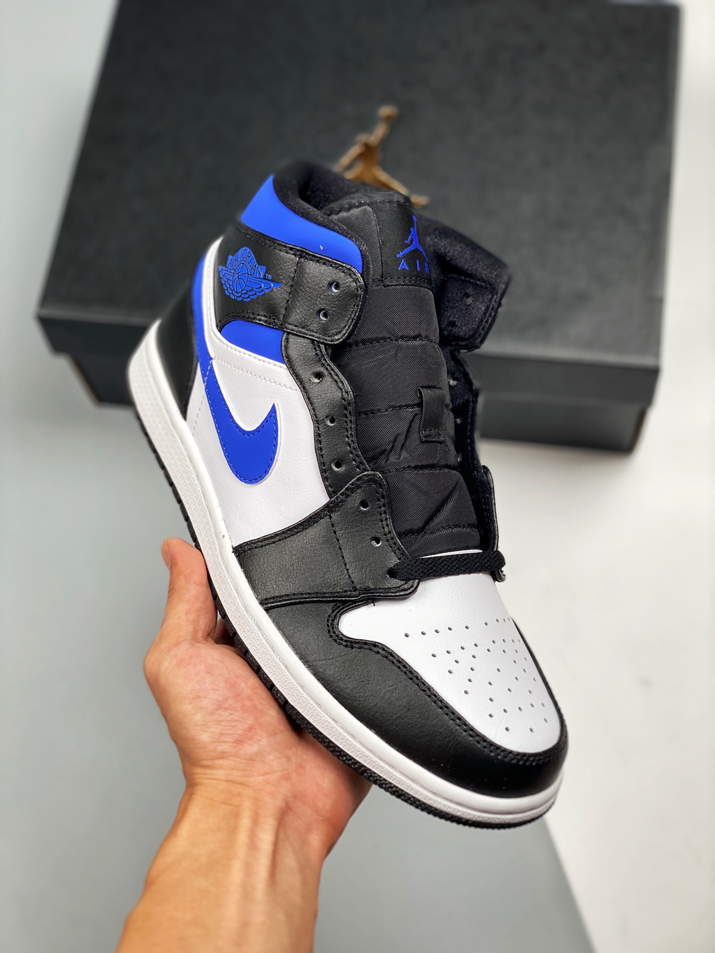 Air Jordan 1 Mid azul real. La mejor versión de media caña del mercado, calidad tope! La única versión correcta del mer…