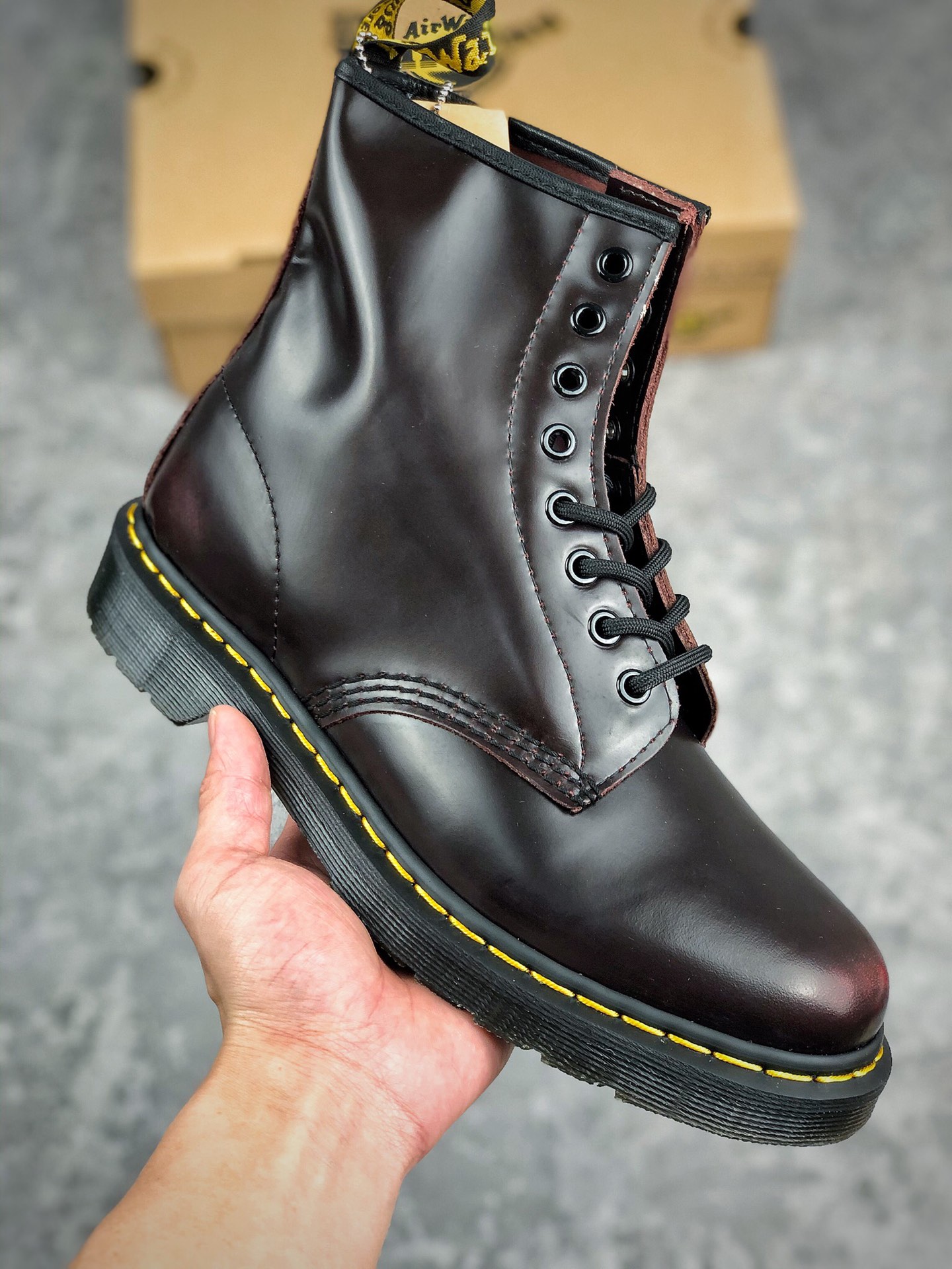  核心放店
秋冬网红经典英伦风上线人手必备Dr.martens 马丁靴 1460 高帮系列 
代工厂正品订单 8孔高帮 公司规格 原材生产 与国内各大网贩所售正品 香港代购 同一批次订单 （官网统称固特异工艺 不粘胶 全靠机车手工走线‼）耐穿耐磨 穿个三五年不是问题 
Size：35-39 女码正常 40-45 男码偏大一码