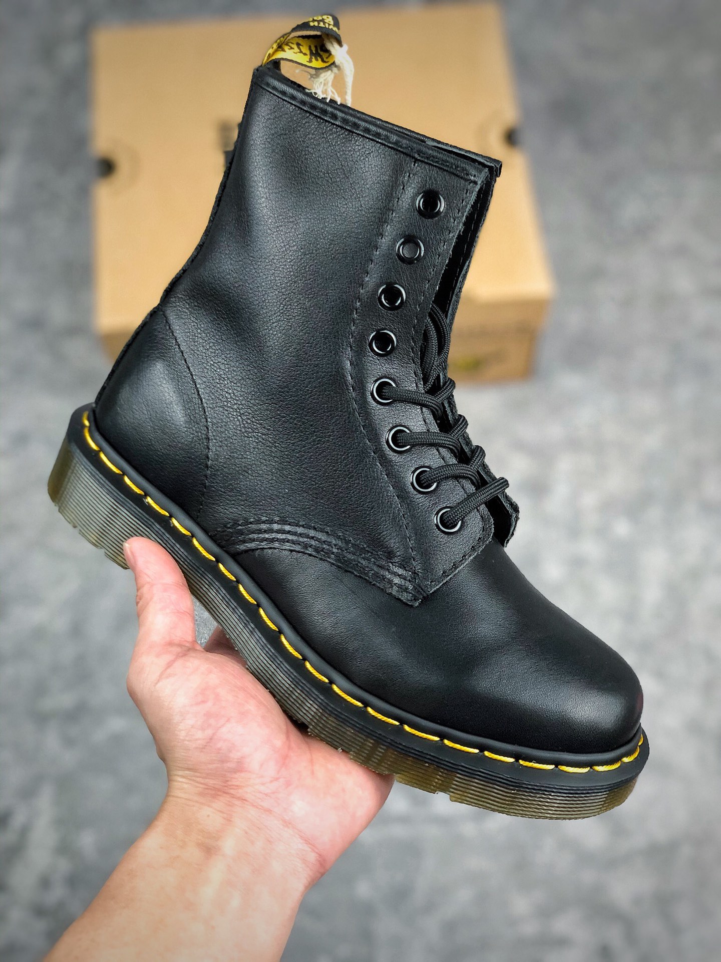  核心放店
秋冬网红经典英伦风上线人手必备Dr.martens 马丁靴 1460 高帮系列 
代工厂正品订单 8孔高帮 公司规格 原材生产 与国内各大网贩所售正品 香港代购 同一批次订单 （官网统称固特异工艺 不粘胶 全靠机车手工走线‼）耐穿耐磨 穿个三五年不是问题 
Size：35-39 女码正常 40-45 男码偏大一码