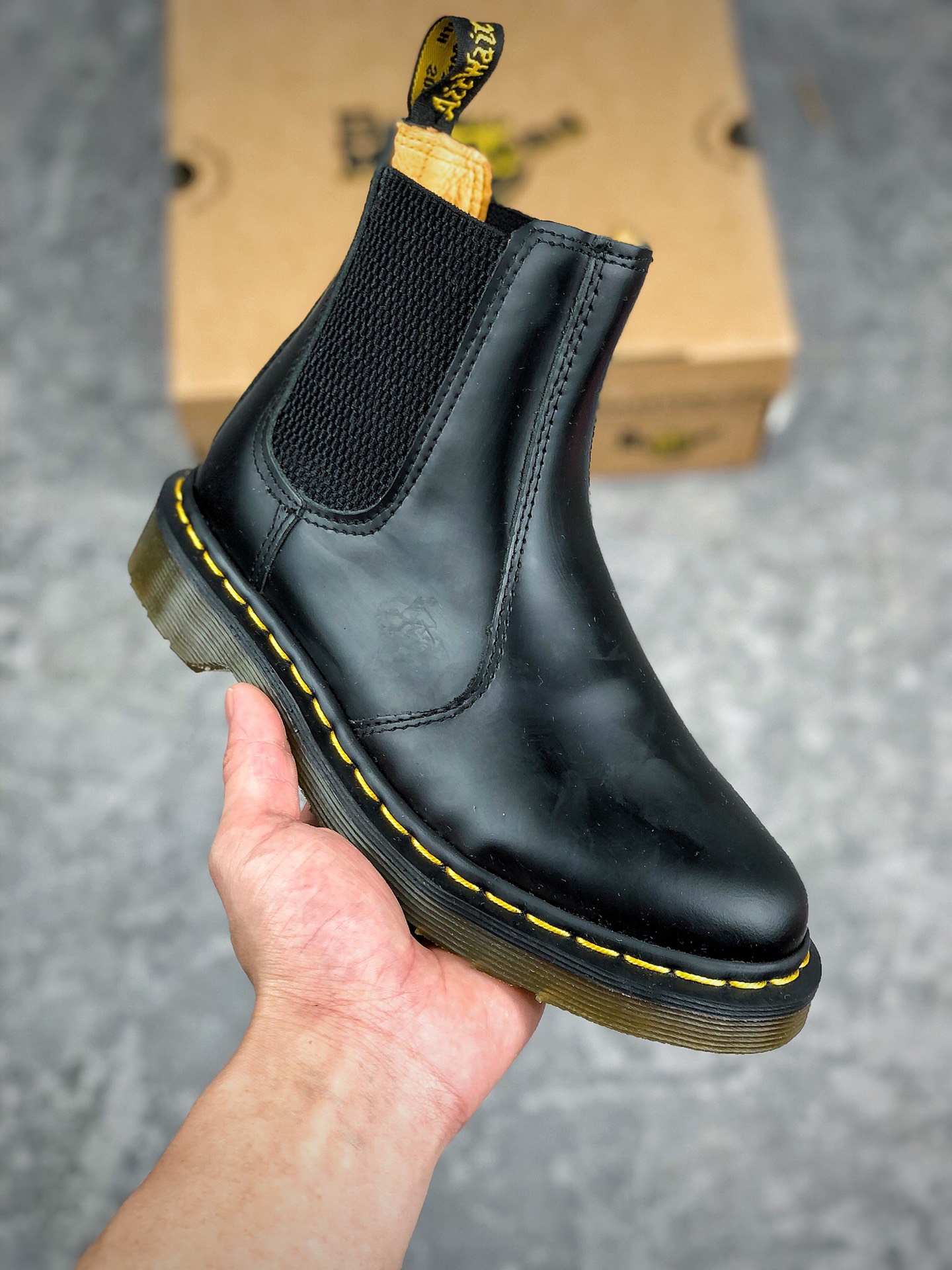  核心放店
秋冬网红经典英伦风上线人手必备Dr.martens 马丁靴 1460 高帮系列 
代工厂正品订单 8孔高帮 公司规格 原材生产 与国内各大网贩所售正品 香港代购 同一批次订单 （官网统称固特异工艺 不粘胶 全靠机车手工走线‼）耐穿耐磨 穿个三五年不是问题 
Size：35-39 女码正常 40-45 男码偏大一码