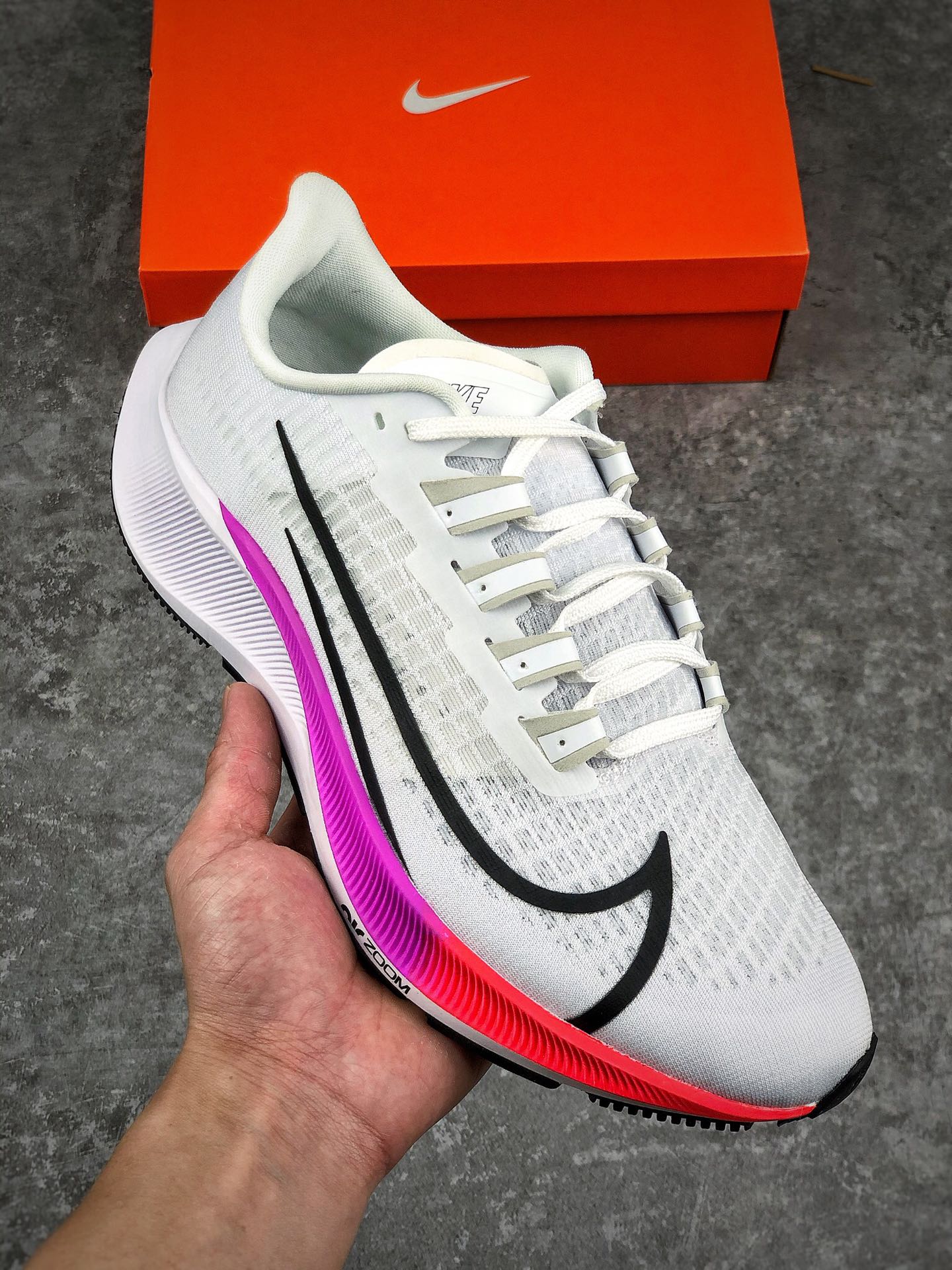  支持放店
Air Zoom Pegasus 37 飞马系列
外贸专供订单 原厂折返国内销售 
国外专柜标准数据开发 OEM代工厂标准工艺
飞马系列全新一代拥有 Zoom Air 一如既往的稳定感和流畅感 鞋面采用工程网眼设计 为特定高热区域营造出色透气性 进一步增加鞋面的穿孔数量 让足部能够快速散热  中足搭配 Flywire 飞线 在高速运动时营造舒适稳定的贴合感 内置Zoon气垫加持 动力十足！
尺码：36 36.5 37.5 38 38.5 39 40 40.5 41 42 42.5 43 44 44.5 45