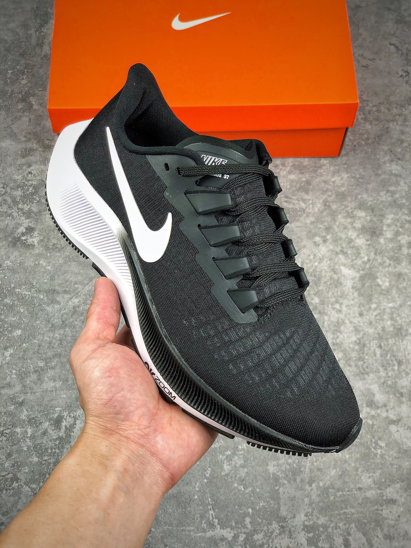  支持放店
Air Zoom Pegasus 37 飞马系列
外贸专供订单 原厂折返国内销售 
国外专柜标准数据开发 OEM代工厂标准工艺
飞马系列全新一代拥有 Zoom Air 一如既往的稳定感和流畅感 鞋面采用工程网眼设计 为特定高热区域营造出色透气性 进一步增加鞋面的穿孔数量 让足部能够快速散热  中足搭配 Flywire 飞线 在高速运动时营造舒适稳定的贴合感 内置Zoon气垫加持 动力十足！
尺码：36 36.5 37.5 38 38.5 39 40 40.5 41 42 42.5 43 44 44.5 45