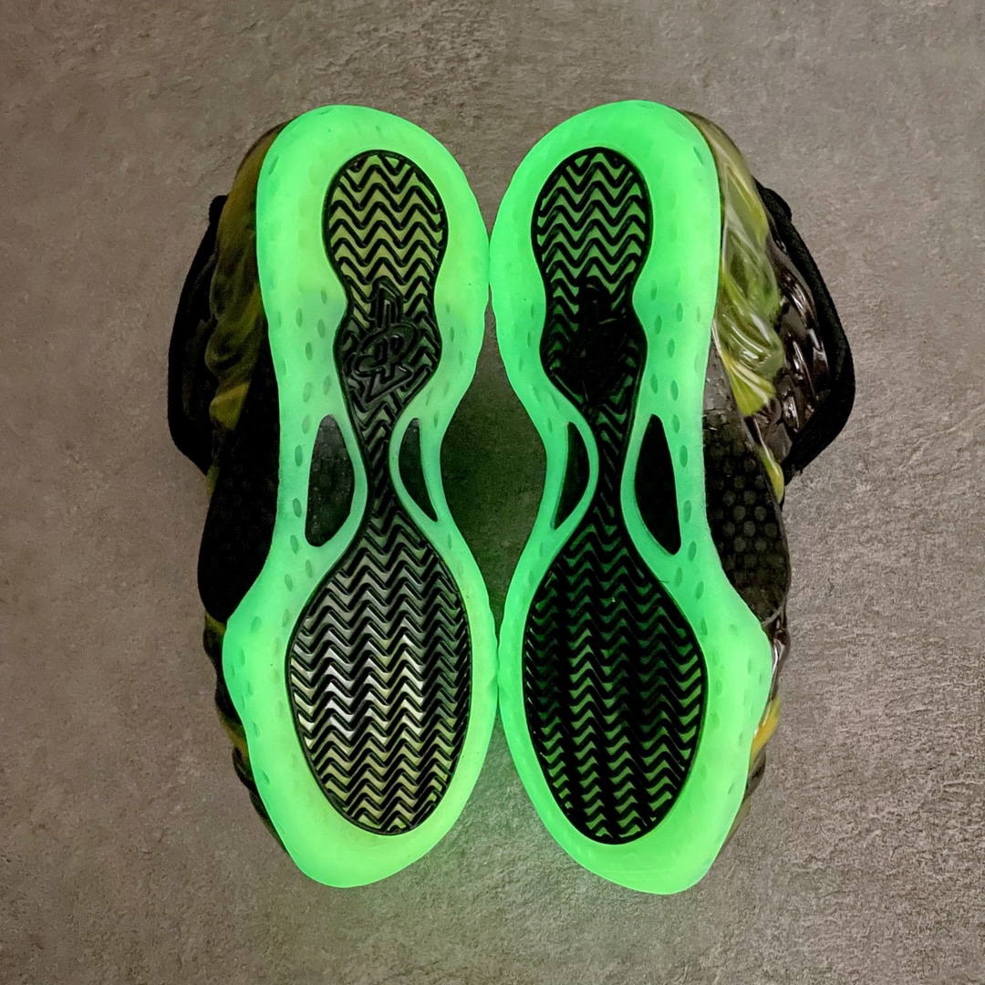 图片[5]-💰580 NK Air Foamposite One 通灵喷 莞产原底面 公司渠道同模具 鞋型发泡360度无死角 双层Zoom气垫植入 中底完美注胶 搭载原厂碳纤维材质 诞生于1997年的NK Air Foamposite系列可以说是整个球鞋历史上最为经典的系列之一 也就是我们常说的“喷”和“泡” 其中“喷”由Foamposite One代言人Penny的英文音译而来 而“泡”则来源于另一款鞋型 Foamposite Pro中\”pro\”的音译 在诞生初期 由于高昂的造价以及超前的外形 Foamposite系列的反对者不在少数 甚至有人认为这款鞋会毁掉整个球鞋行业 但事实证明这双灵感来自于甲虫 自带“黑科技”鞋面以及双层Zoom+大块碳板的太空球鞋不仅受到了大众的接受与追捧 并且成功的影响了篮球鞋的发展 SIZE：38.5 39 40 40.5 41 42 42.5 43 44 44.5 45 46 编码：by6936040-运动鞋