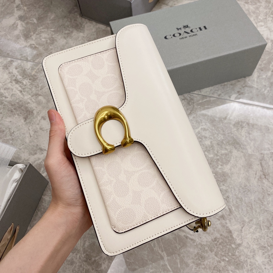 蔻驰Tabby酒神包🅿️230 让小姐姐第一眼看到就会爱上它.被誉为平价版酒神包的蔻驰Tabby.复古又百搭.很受欢迎.五金扣厚实.整体精致.特别能装.标配一长一短可卸肩带.内部结构分层合理.中间带拉链隔层小袋.把包分成三格.完美尺寸. 规格：25*15*7.5cm 手提单肩斜挎都没问题.