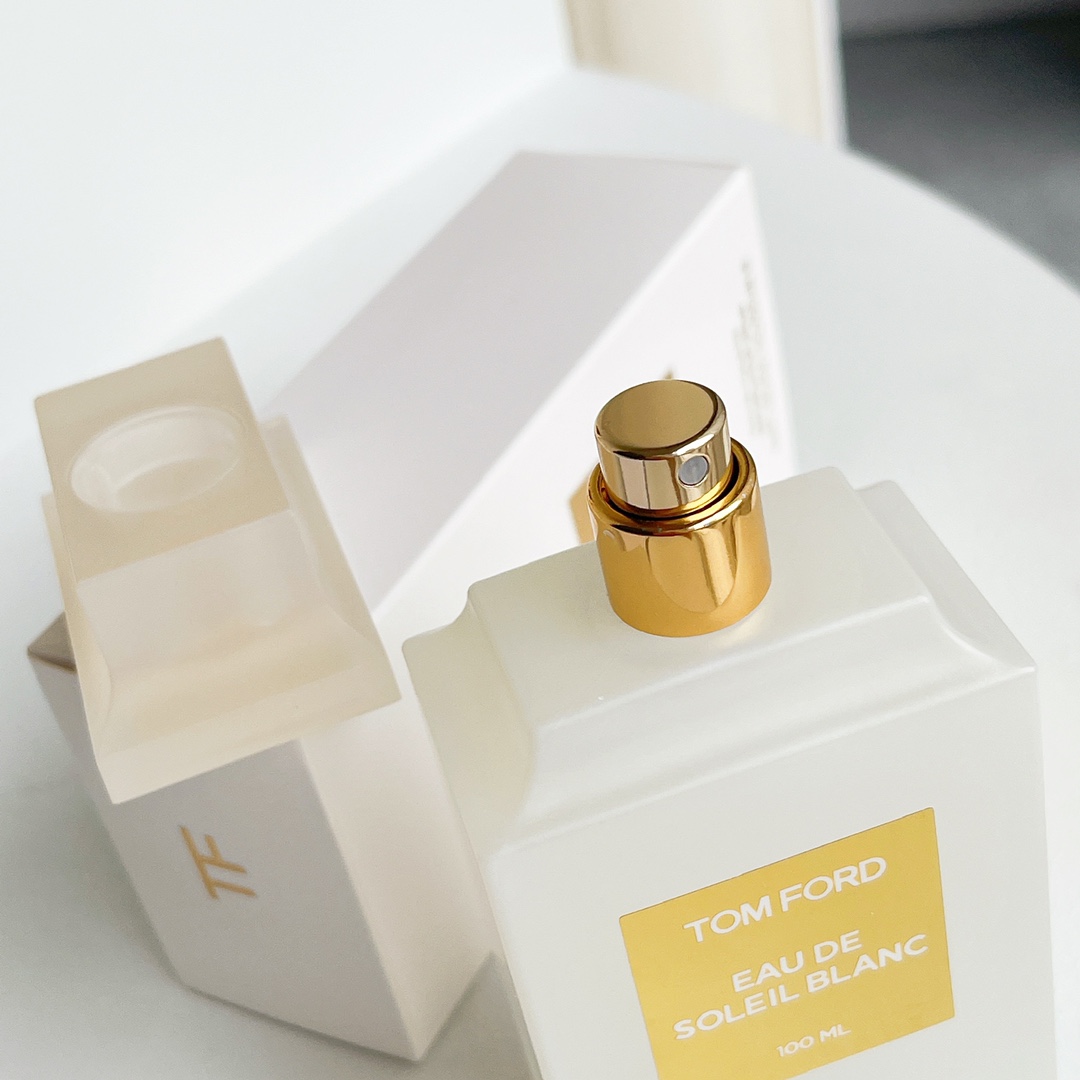 110💰专柜品质
买到林pp同款香啦|||林pp分享过的同款香——Tom Ford的璀璨流光(也叫阳光琥珀)淡香(白日之水)
天猫没有了 就趁午休跑去了国金专柜
浓香一开始真的很上头哎 有一丢丢冲 但是后调都非常奶(nǎi)是传闻中的椰奶味 留香到晚上八点
淡香一开始会舒服很多 但是晚上就散了 跟浓香是一个调调的 就是浓度不一样吧(香水小白的理解)
专柜告诉我只有100ml了 就入了这款 是我的第一瓶香水ps:白麝香也好好闻呀
姐妹们 我昨天中午往手腕上喷了两下浓香,现在还有淡淡的味道!!!