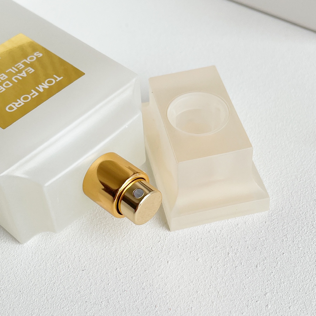 110💰专柜品质
买到林pp同款香啦|||林pp分享过的同款香——Tom Ford的璀璨流光(也叫阳光琥珀)淡香(白日之水)
天猫没有了 就趁午休跑去了国金专柜
浓香一开始真的很上头哎 有一丢丢冲 但是后调都非常奶(nǎi)是传闻中的椰奶味 留香到晚上八点
淡香一开始会舒服很多 但是晚上就散了 跟浓香是一个调调的 就是浓度不一样吧(香水小白的理解)
专柜告诉我只有100ml了 就入了这款 是我的第一瓶香水ps:白麝香也好好闻呀
姐妹们 我昨天中午往手腕上喷了两下浓香,现在还有淡淡的味道!!!