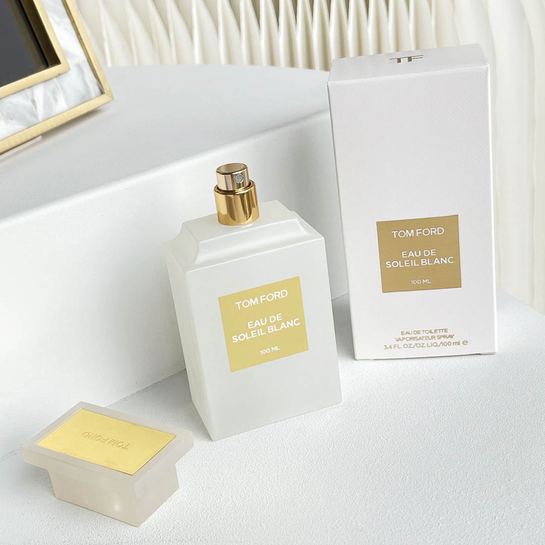 110💰专柜品质
买到林pp同款香啦|||林pp分享过的同款香——Tom Ford的璀璨流光(也叫阳光琥珀)淡香(白日之水)
天猫没有了 就趁午休跑去了国金专柜
浓香一开始真的很上头哎 有一丢丢冲 但是后调都非常奶(nǎi)是传闻中的椰奶味 留香到晚上八点
淡香一开始会舒服很多 但是晚上就散了 跟浓香是一个调调的 就是浓度不一样吧(香水小白的理解)
专柜告诉我只有100ml了 就入了这款 是我的第一瓶香水ps:白麝香也好好闻呀
姐妹们 我昨天中午往手腕上喷了两下浓香,现在还有淡淡的味道!!!