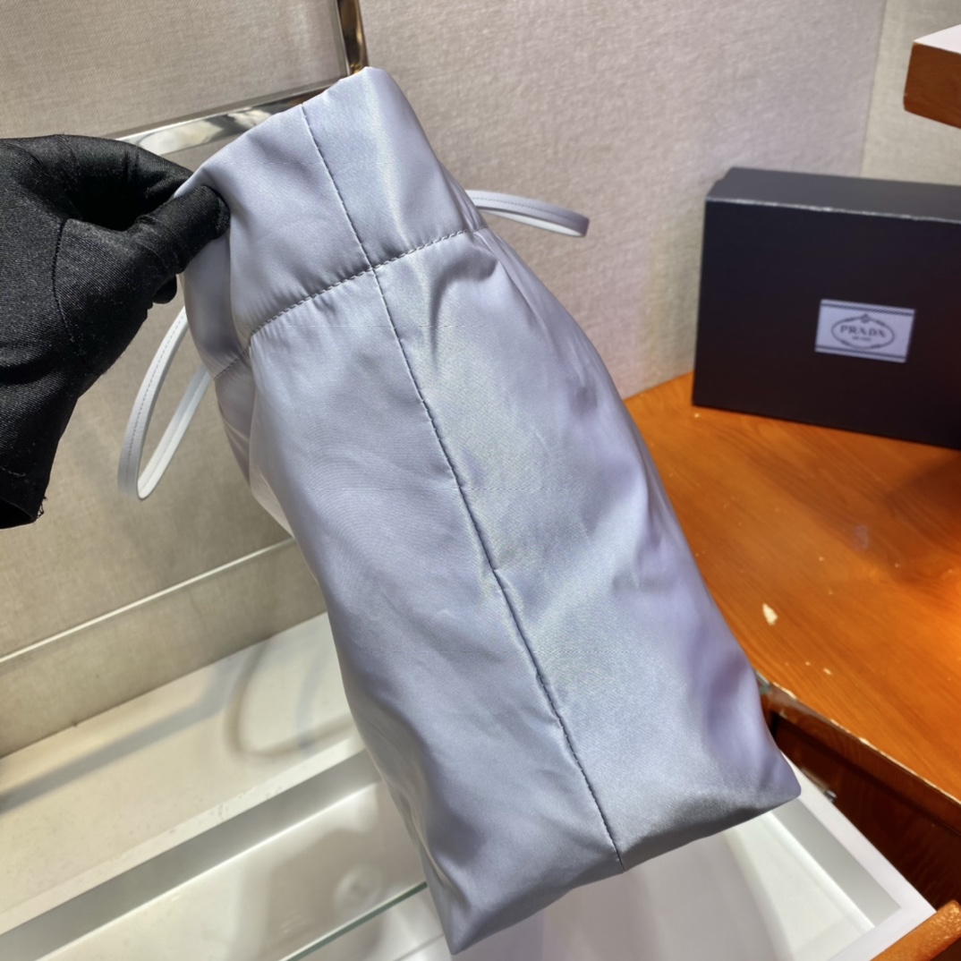 PRADA普拉达再生尼龙面料中号托特包1BG107