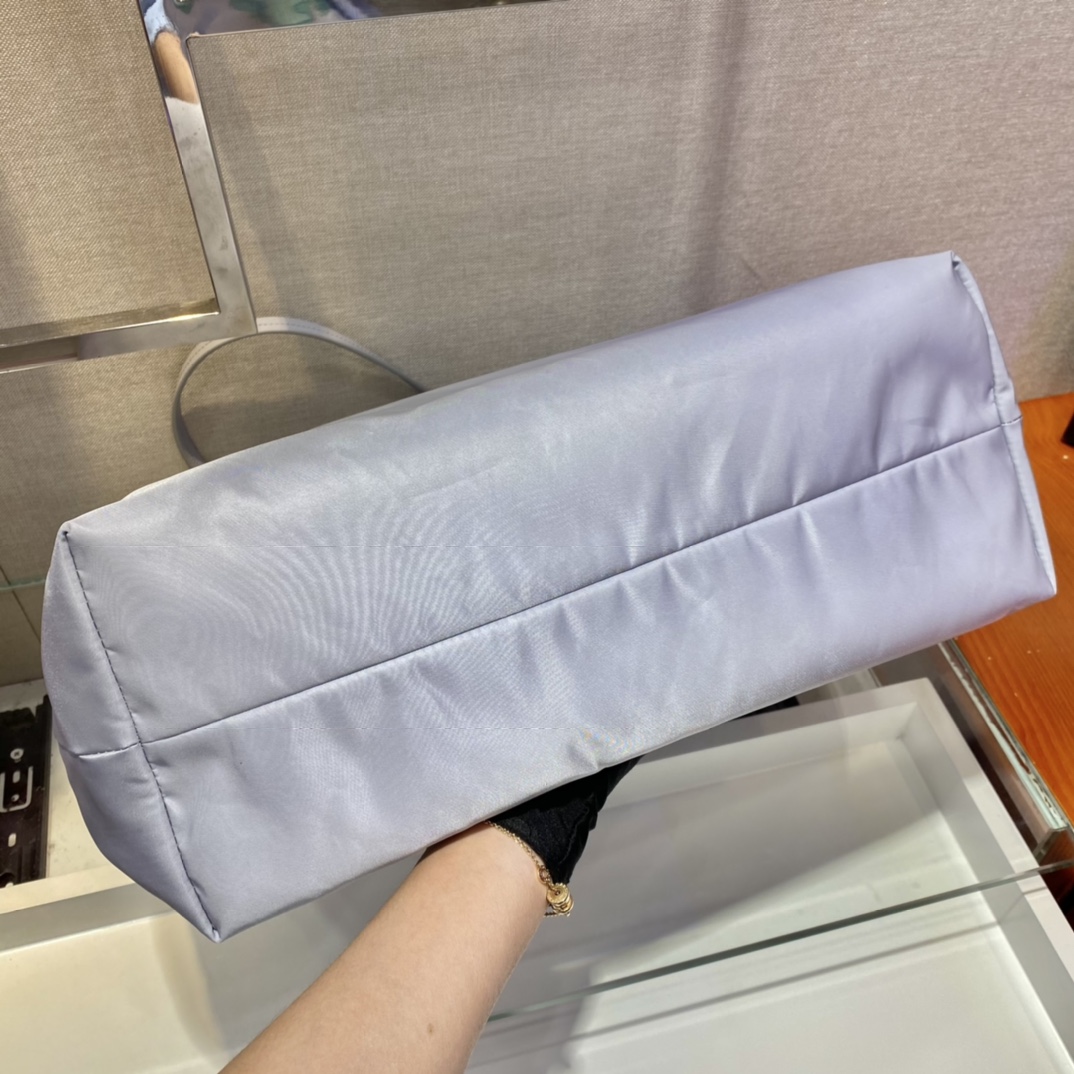 PRADA普拉达再生尼龙面料中号托特包1BG107