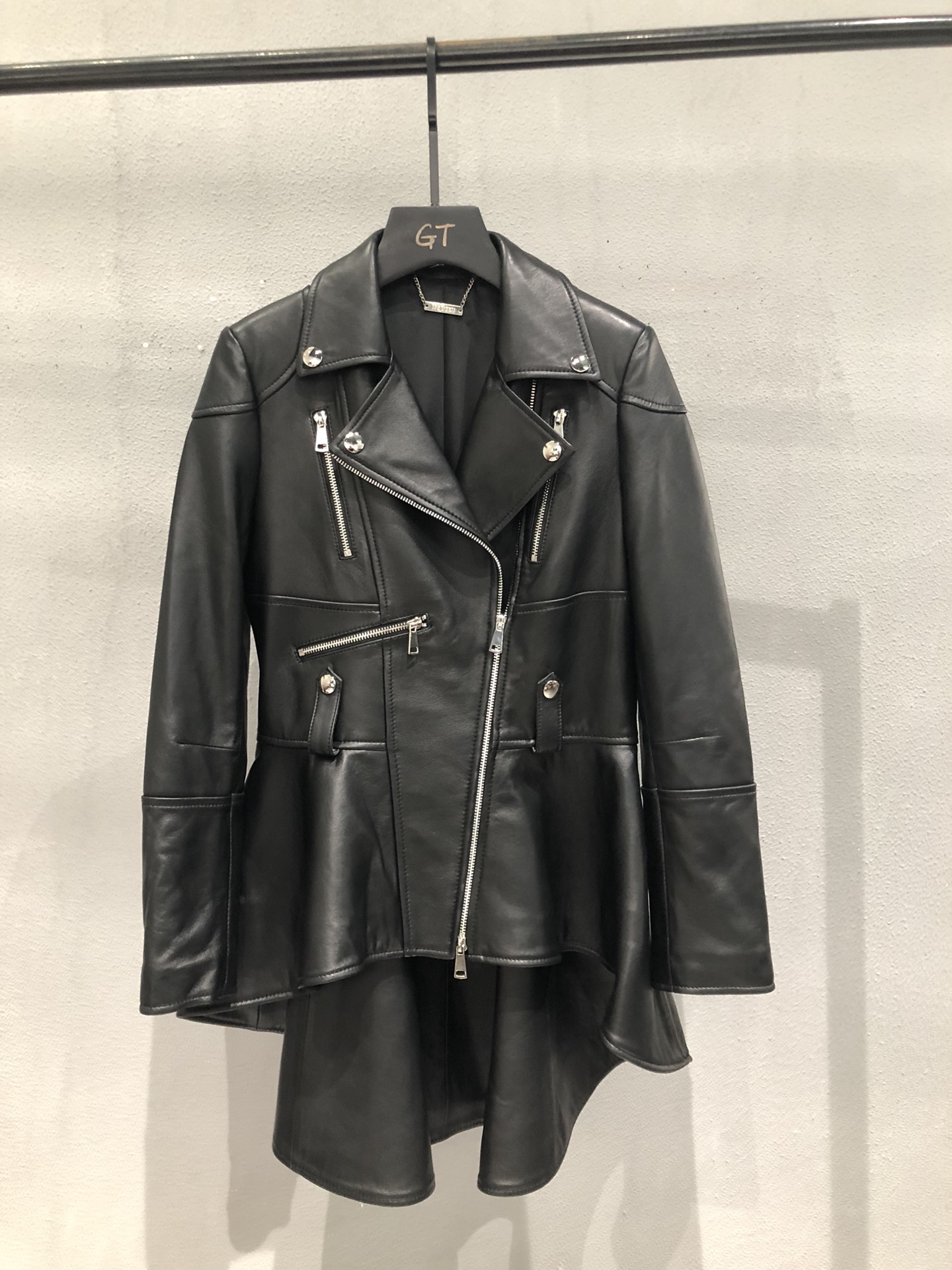 NO:721896,, McQueen sheepskin long swallowtail leather jacket, waist slim fit, super slimming. The swallowtail part consumes a lot of leather and is made of rich materials. The upper body is super high-end, women's clothing, alexander mcqueen,leather jacket,sheepskin,19860909,麦昆羊皮长燕尾皮衣,收腰修身版型,超级显瘦.燕尾部分耗皮很大,用料十足.上身超级高档,女装,alexander mcqueen,leather jacket,sheepskin,,Women's clothing