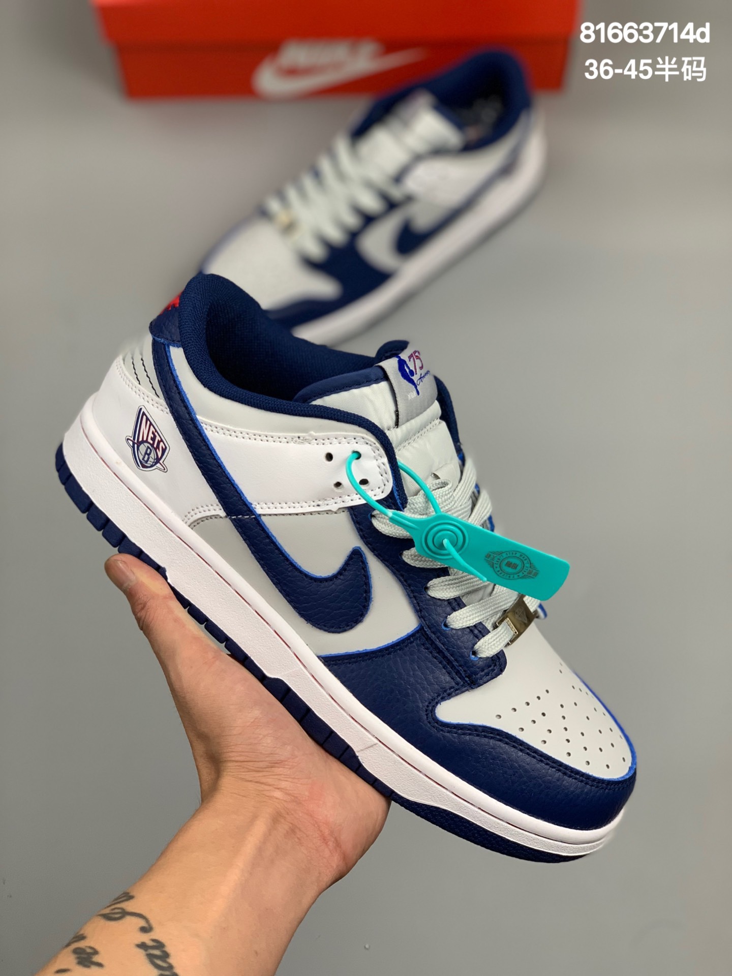 
耐克Nike SB Dunk Low 灰蓝 扣篮系列复古低帮休闲运动滑板板鞋。采用脚感柔软舒适ZoomAir气垫，有效吸收滑板等极限运动在落地时带来的冲击力，为街头运动者们提供更好的保护。
货号：DD1503-001 
尺码：36 36.5 37.5 38 38.5 39 40 40.5 41 42 42.5 43 44 45
编码：81663714d