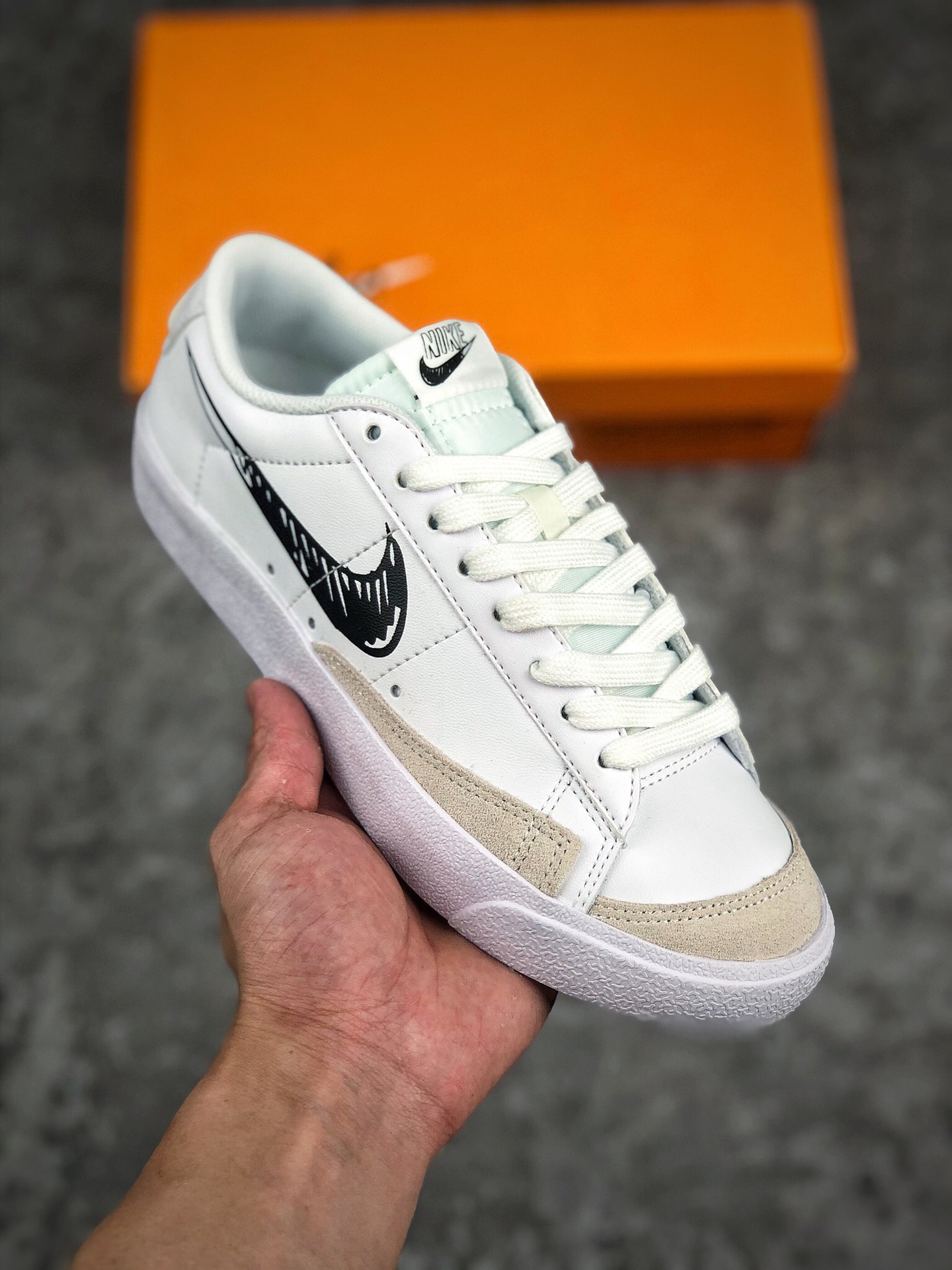  支持放店
 Nike Blazer Mid ’1977 二次元 
经典开拓者低帮 素描漫画
百搭休闲运动板鞋新开发楦型纸板，双合成橡胶底 原鞋硫化工艺货号 : CI1167-600
Size：36 36.5 37.5 38 38.5 39 40 40.5 41 42 42.5 43 44