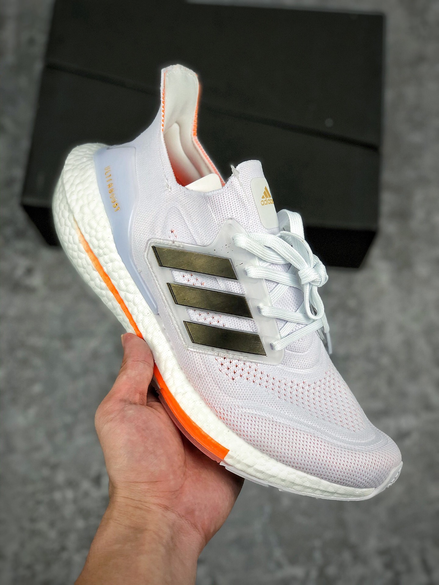  支持放店
Ultra Boost 7.0  白橙
专柜同步上架 实拍首发
较之前增加6%Boost，全掌Boost将缓震和能量回馈再一次进行了升级，提供更好的舒适穿着体验，360ºPrimeknit编织工艺，S型Heel Counter提供更加精准锁定后跟，带来出众的后跟包裹，LEP创新大底延续马牌橡胶大底，同时新加入LEP结构，为每一步提供更多动力及更好回弹。
SIZE：36-45